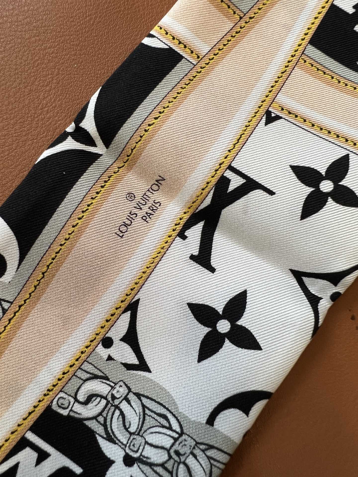 Louis Vuitton 以金属链、皮革带以及老花元素的丝带火到有钱也买不到 _官网一直处于预定状态_黑、粉、咖