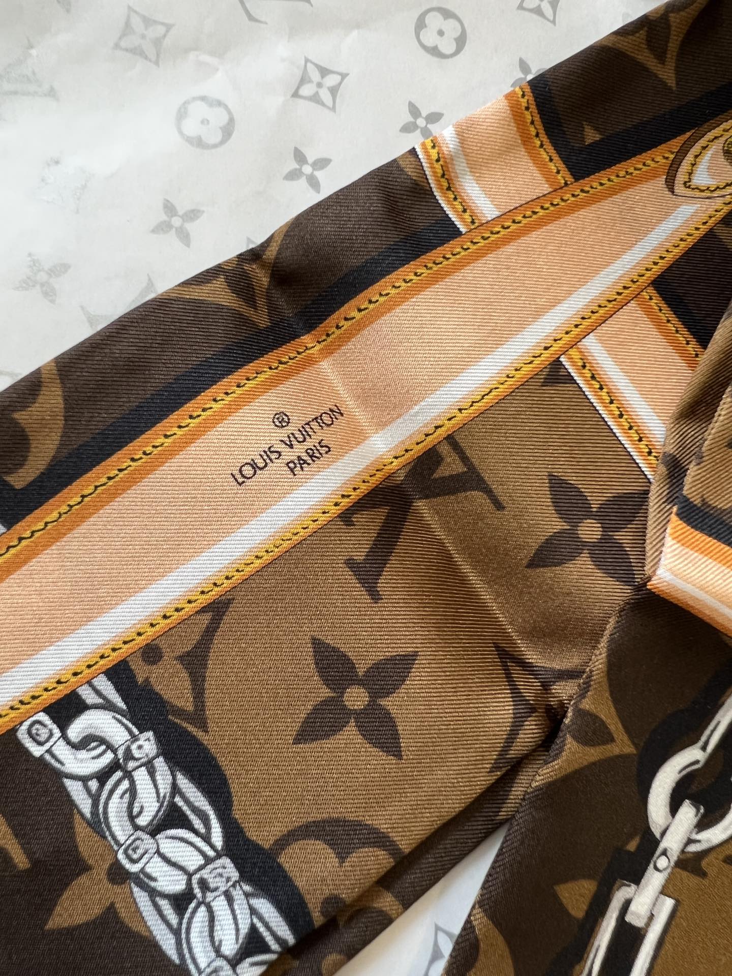 Louis Vuitton 以金属链、皮革带以及老花元素的丝带火到有钱也买不到 _官网一直处于预定状态_黑、粉、咖