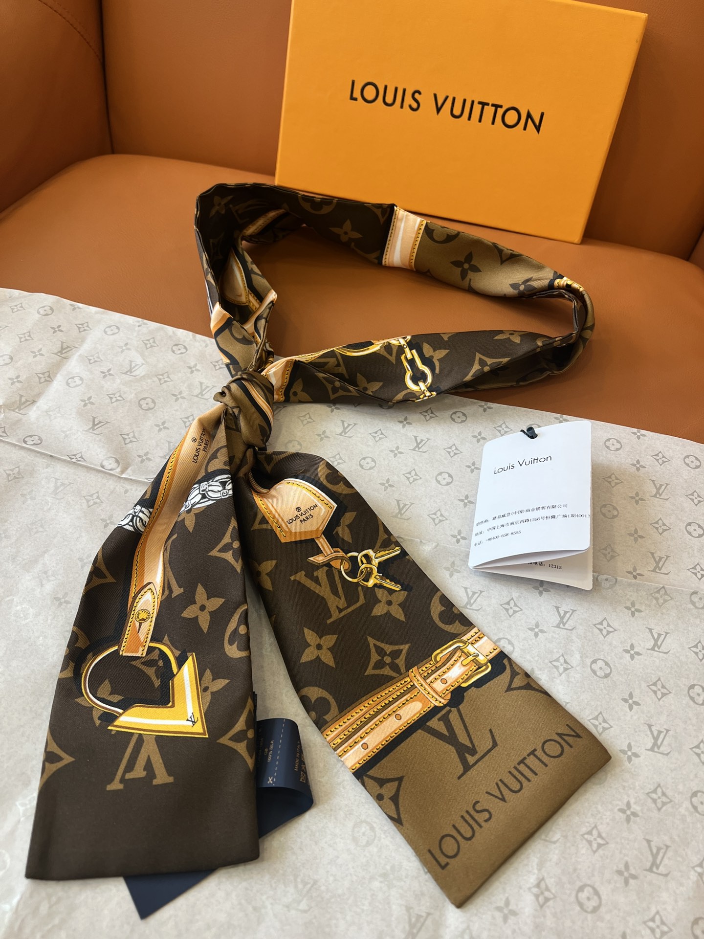 Louis Vuitton 以金属链、皮革带以及老花元素的丝带火到有钱也买不到 _官网一直处于预定状态_黑、粉、咖