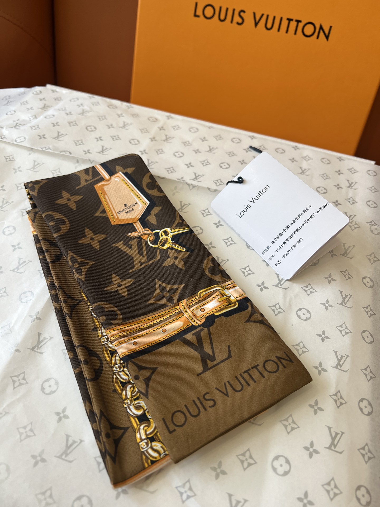 Louis Vuitton 以金属链、皮革带以及老花元素的丝带火到有钱也买不到 _官网一直处于预定状态_黑、粉、咖