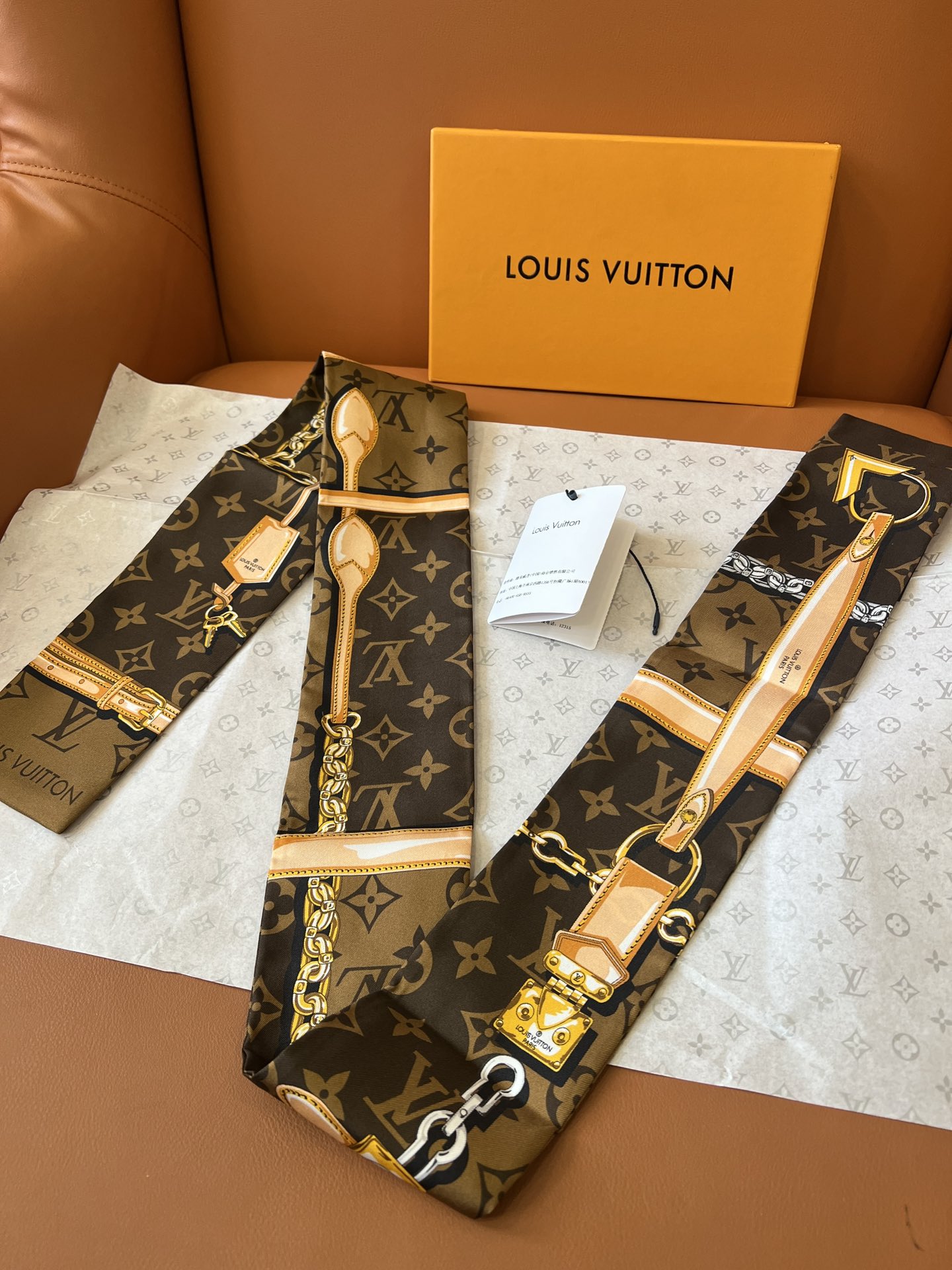 Louis Vuitton 以金属链、皮革带以及老花元素的丝带火到有钱也买不到 _官网一直处于预定状态_黑、粉、咖