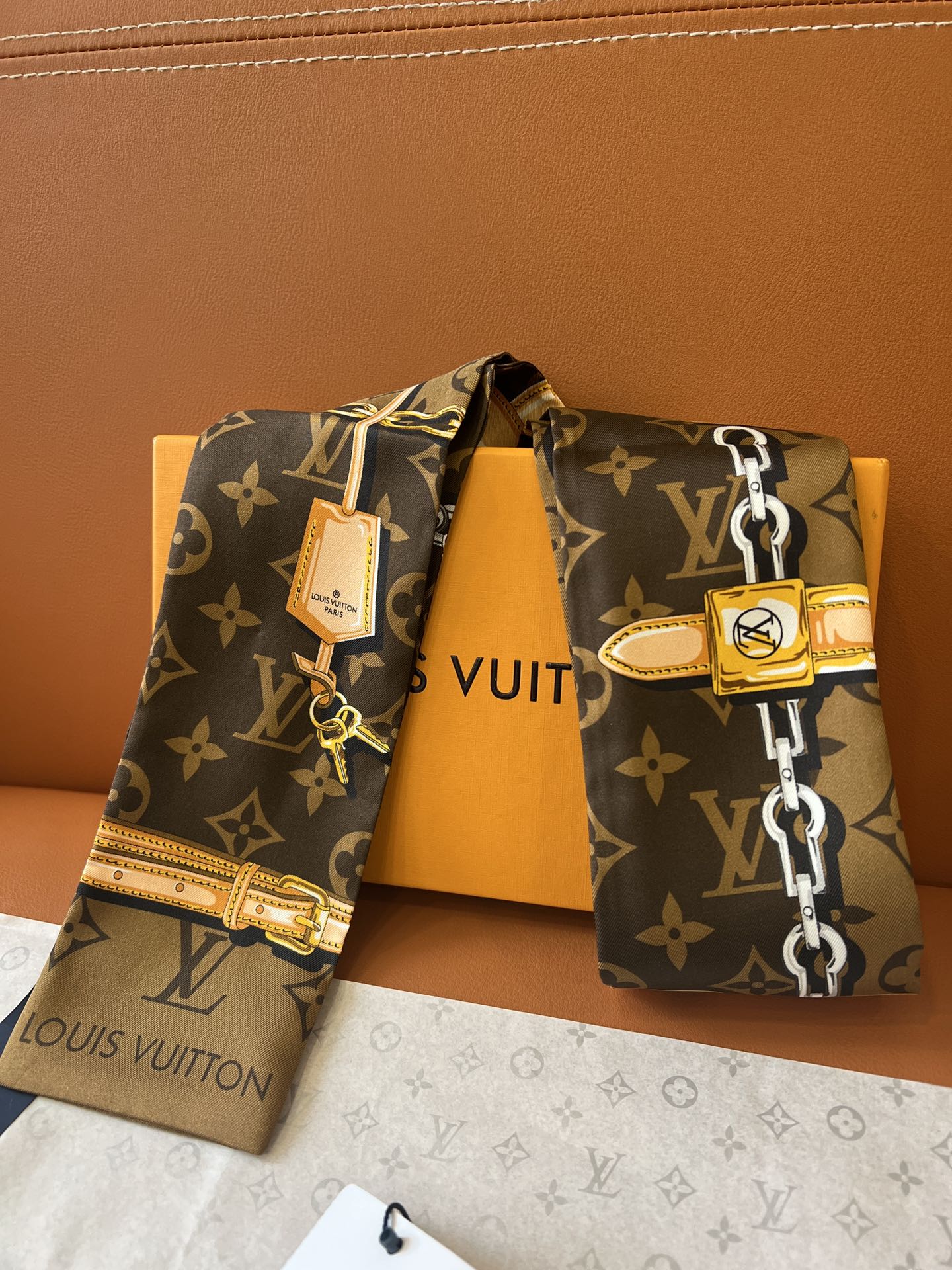 Louis Vuitton 以金属链、皮革带以及老花元素的丝带火到有钱也买不到 _官网一直处于预定状态_黑、粉、咖