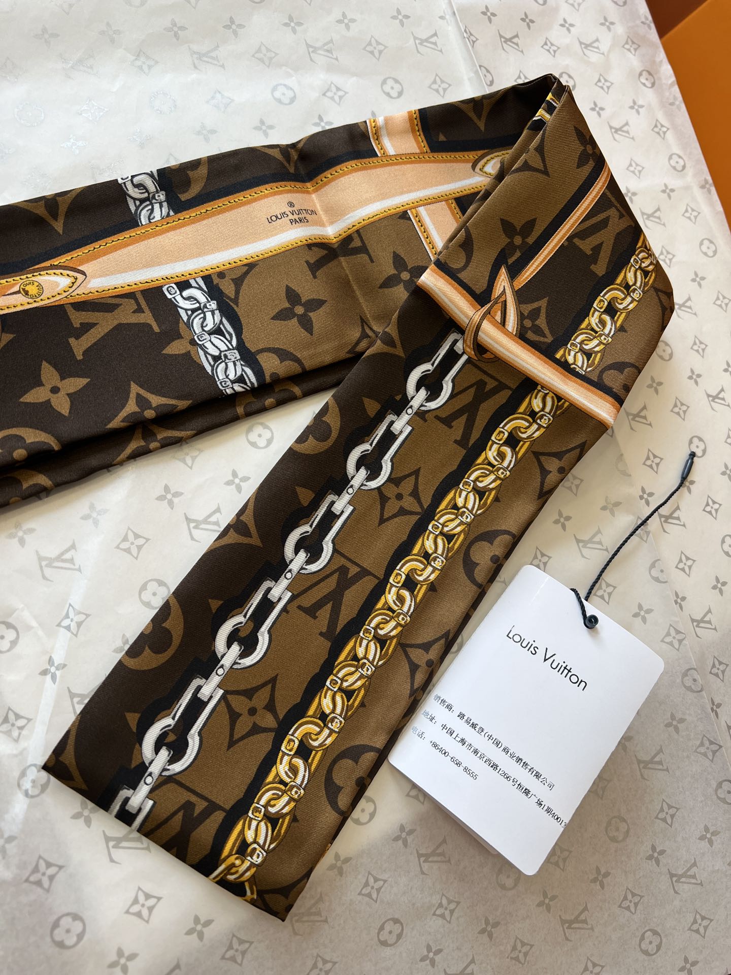 Louis Vuitton 以金属链、皮革带以及老花元素的丝带火到有钱也买不到 _官网一直处于预定状态_黑、粉、咖