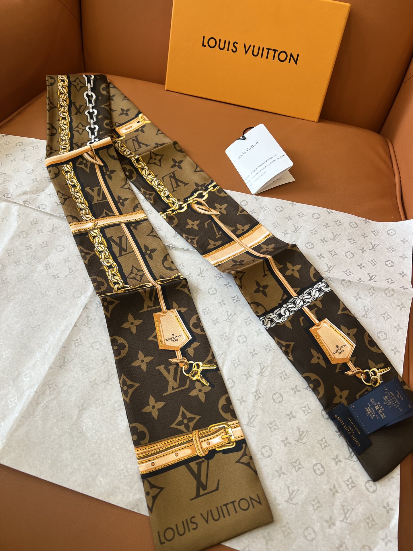 Louis Vuitton 以金属链、皮革带以及老花元素的丝带火到有钱也买不到 _官网一直处于预定状态_黑、粉、咖