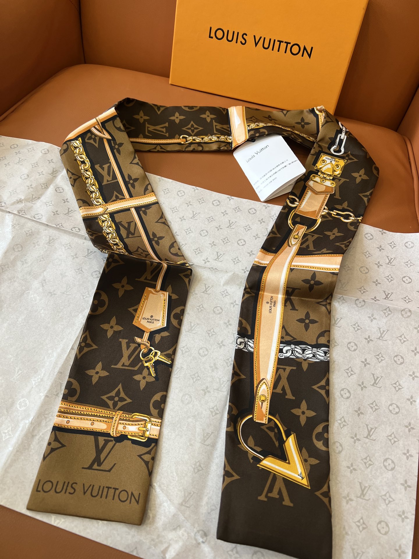 Louis Vuitton 以金属链、皮革带以及老花元素的丝带火到有钱也买不到 _官网一直处于预定状态_黑、粉、咖