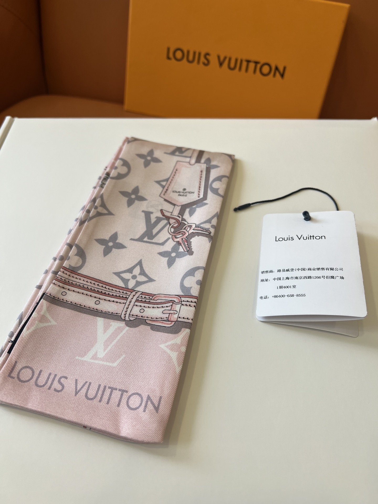 Louis Vuitton 以金属链、皮革带以及老花元素的丝带火到有钱也买不到 _官网一直处于预定状态_黑、粉、咖