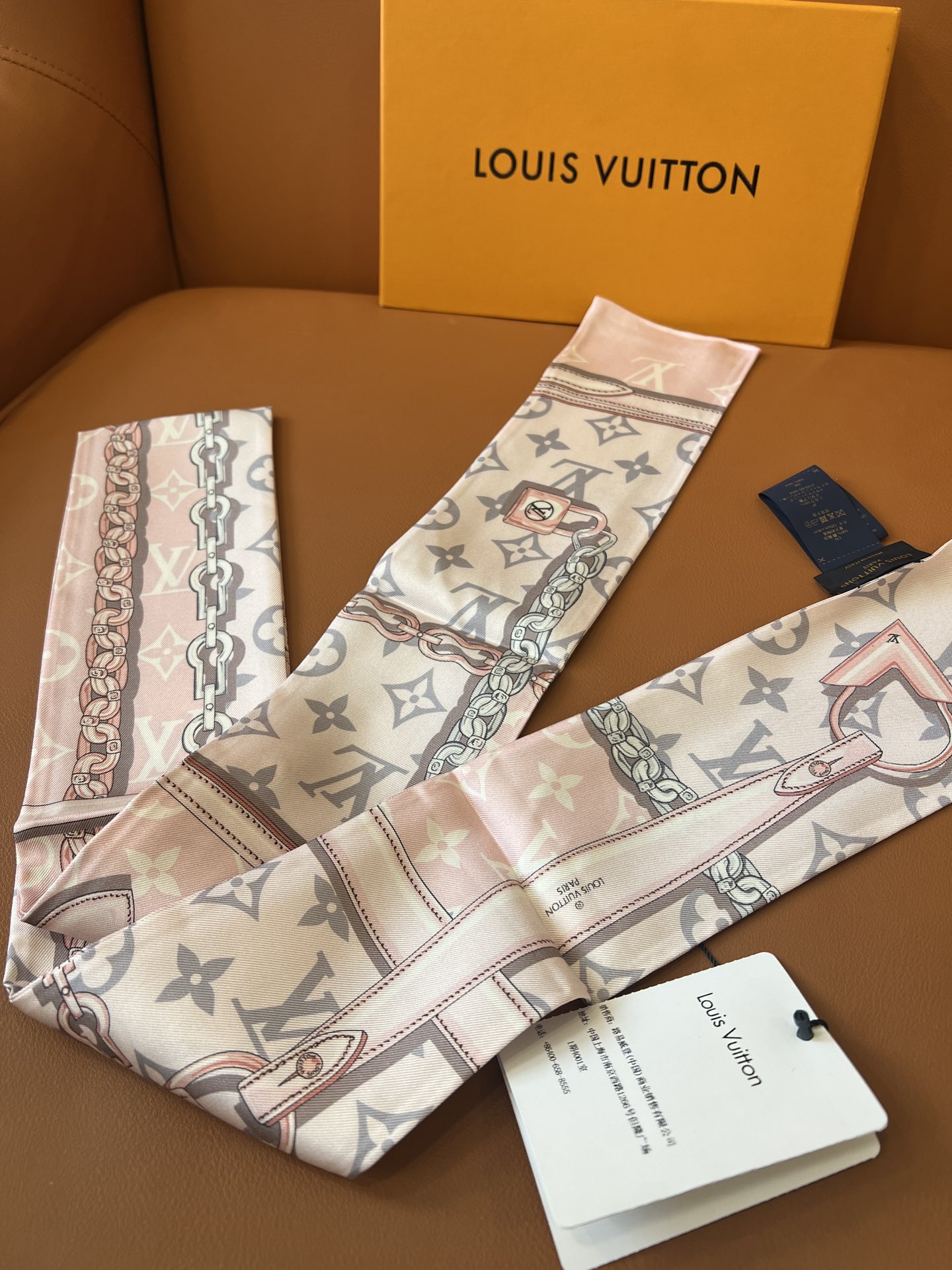 Louis Vuitton 以金属链、皮革带以及老花元素的丝带火到有钱也买不到 _官网一直处于预定状态_黑、粉、咖
