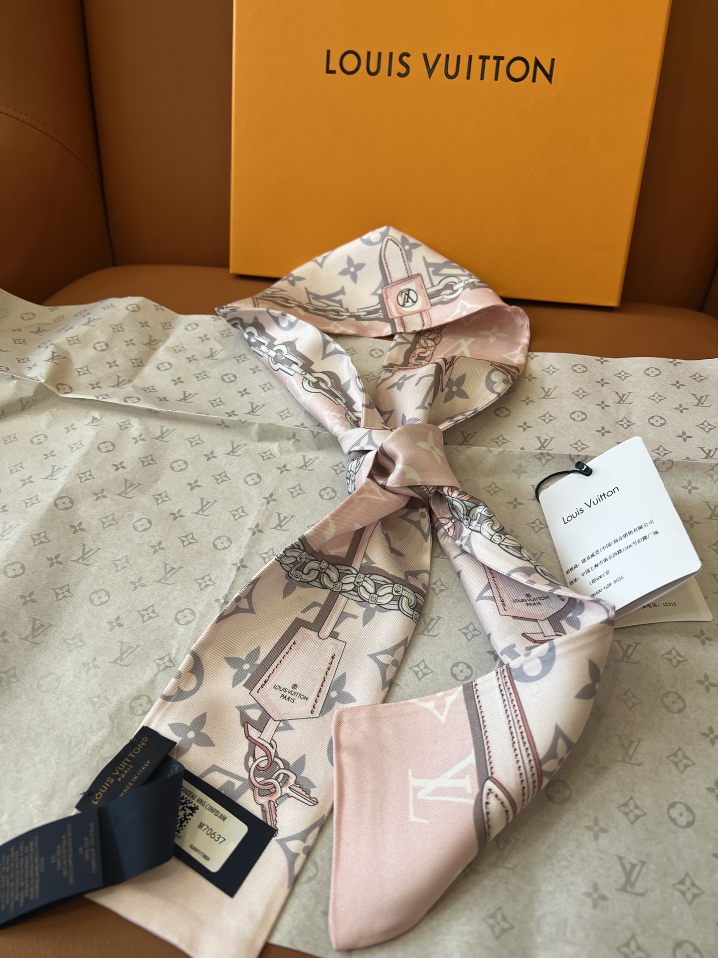 Louis Vuitton 以金属链、皮革带以及老花元素的丝带火到有钱也买不到 _官网一直处于预定状态_黑、粉、咖
