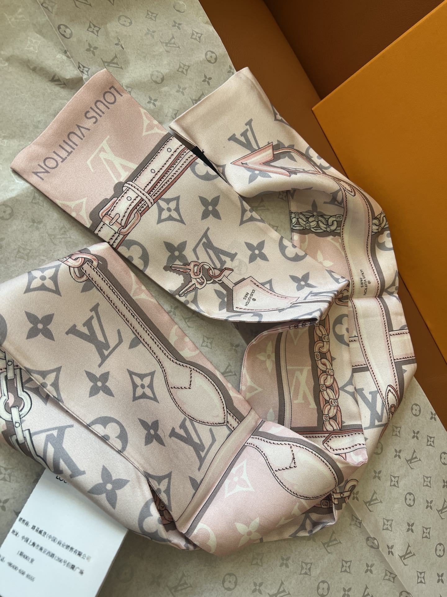 Louis Vuitton 以金属链、皮革带以及老花元素的丝带火到有钱也买不到 _官网一直处于预定状态_黑、粉、咖