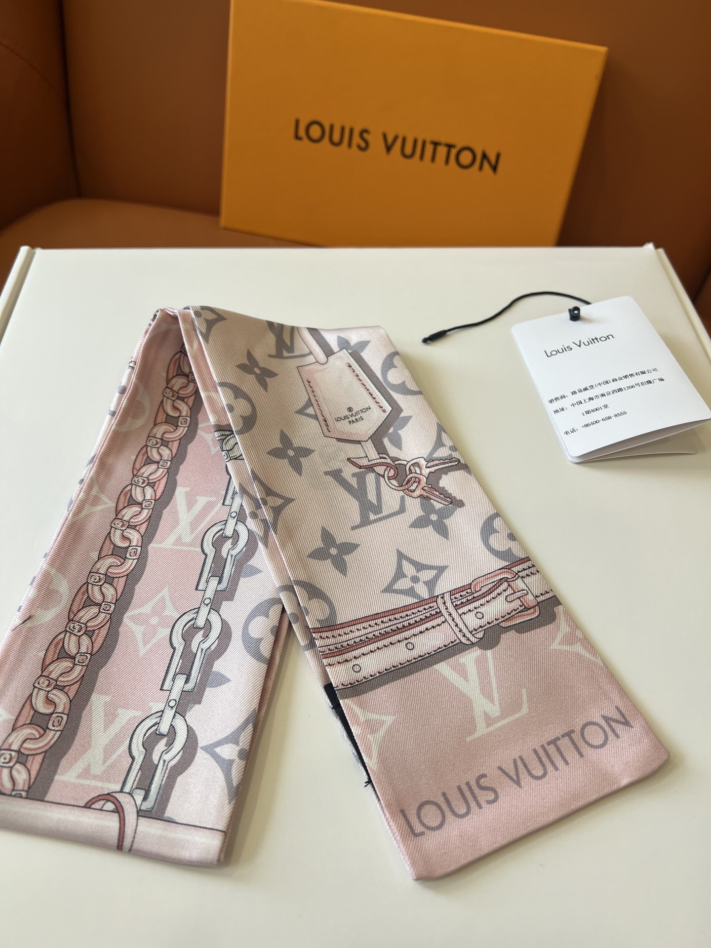 Louis Vuitton 以金属链、皮革带以及老花元素的丝带火到有钱也买不到 _官网一直处于预定状态_黑、粉、咖