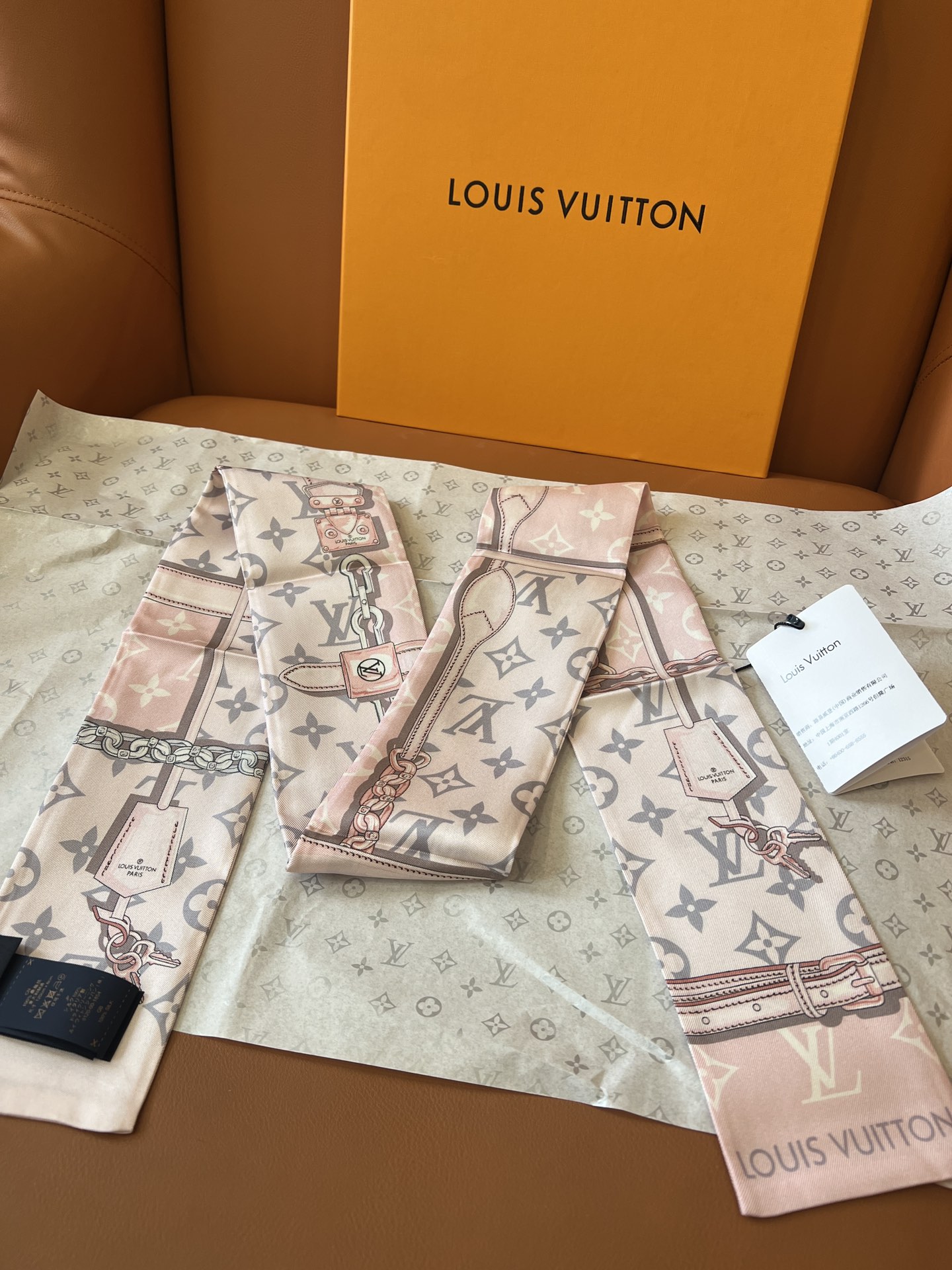 Louis Vuitton 以金属链、皮革带以及老花元素的丝带火到有钱也买不到 _官网一直处于预定状态_黑、粉、咖