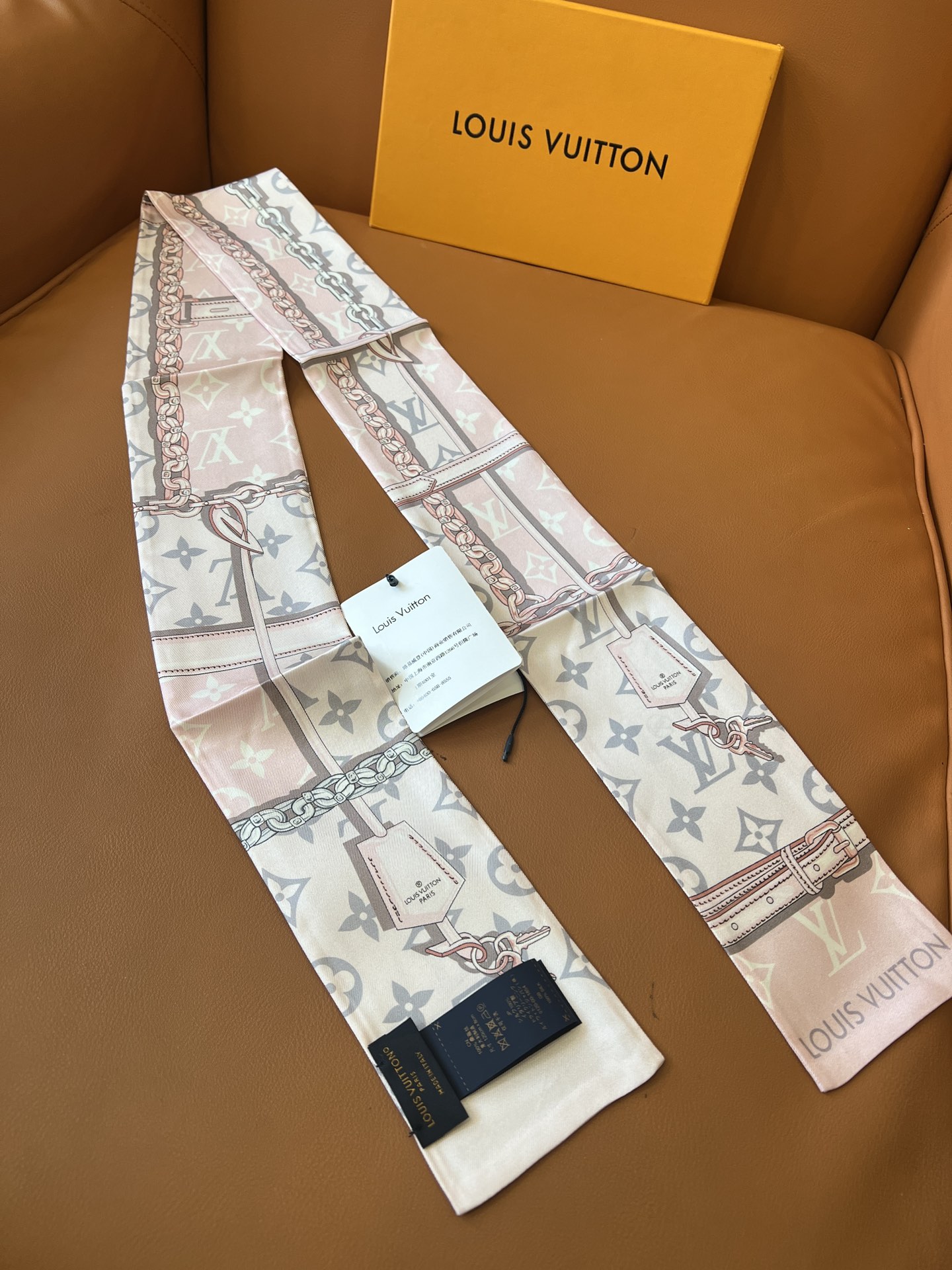 Louis Vuitton 以金属链、皮革带以及老花元素的丝带火到有钱也买不到 _官网一直处于预定状态_黑、粉、咖