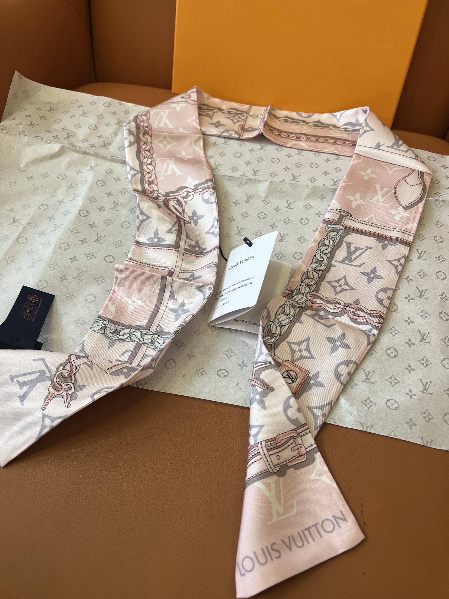 Louis Vuitton 以金属链、皮革带以及老花元素的丝带火到有钱也买不到 _官网一直处于预定状态_黑、粉、咖