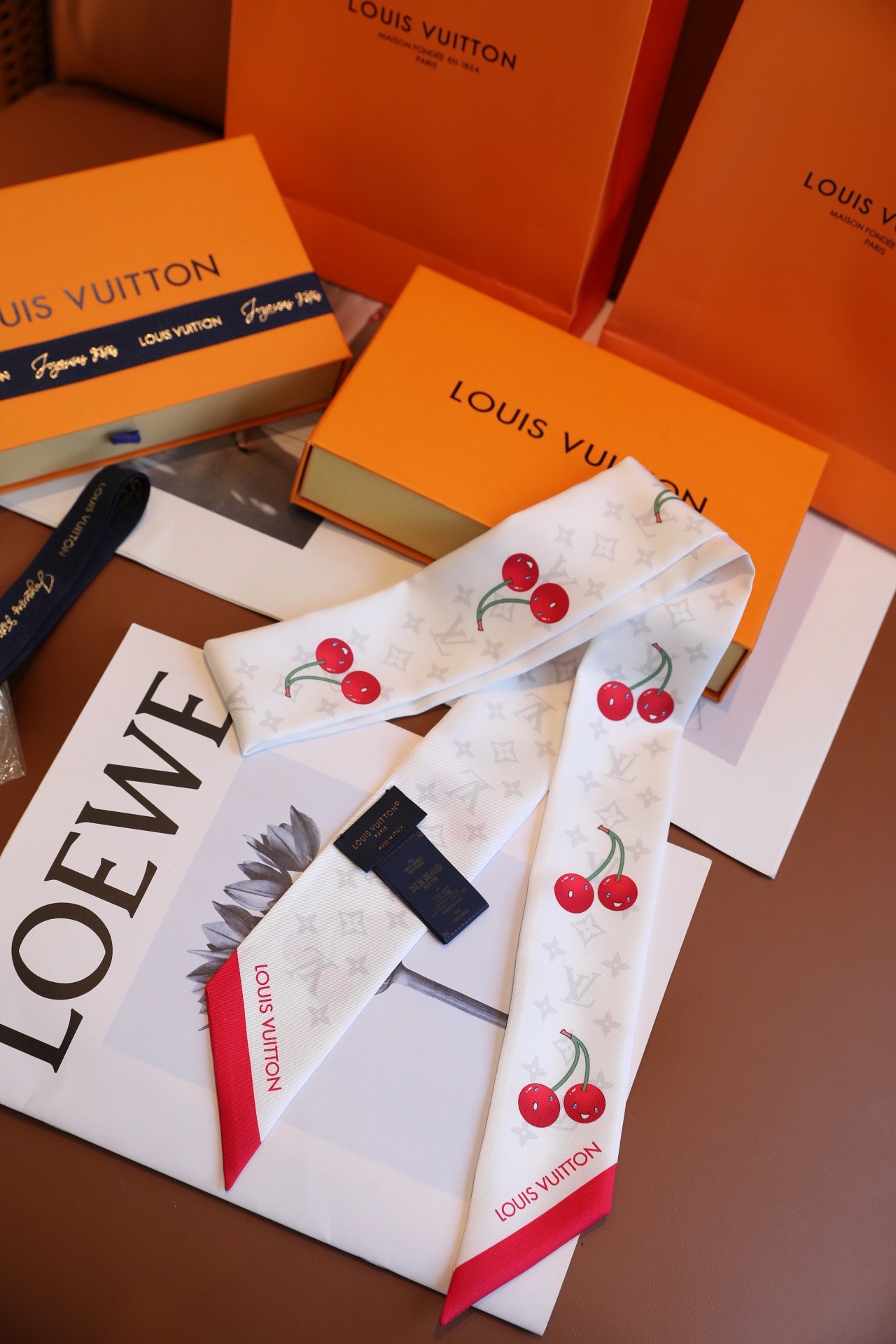 Louis Vuitton x TM Denim Cerise 桑蚕丝束发带出自路易威登 x 村上隆 系列