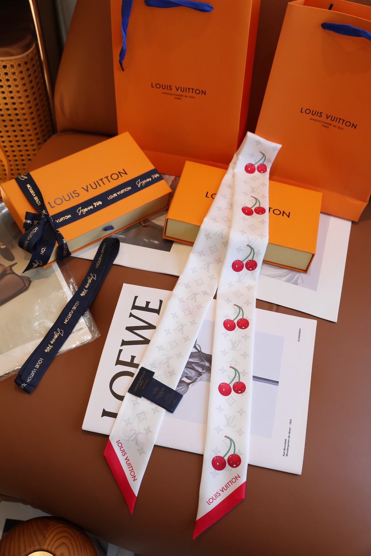 Louis Vuitton x TM Denim Cerise 桑蚕丝束发带出自路易威登 x 村上隆 系列