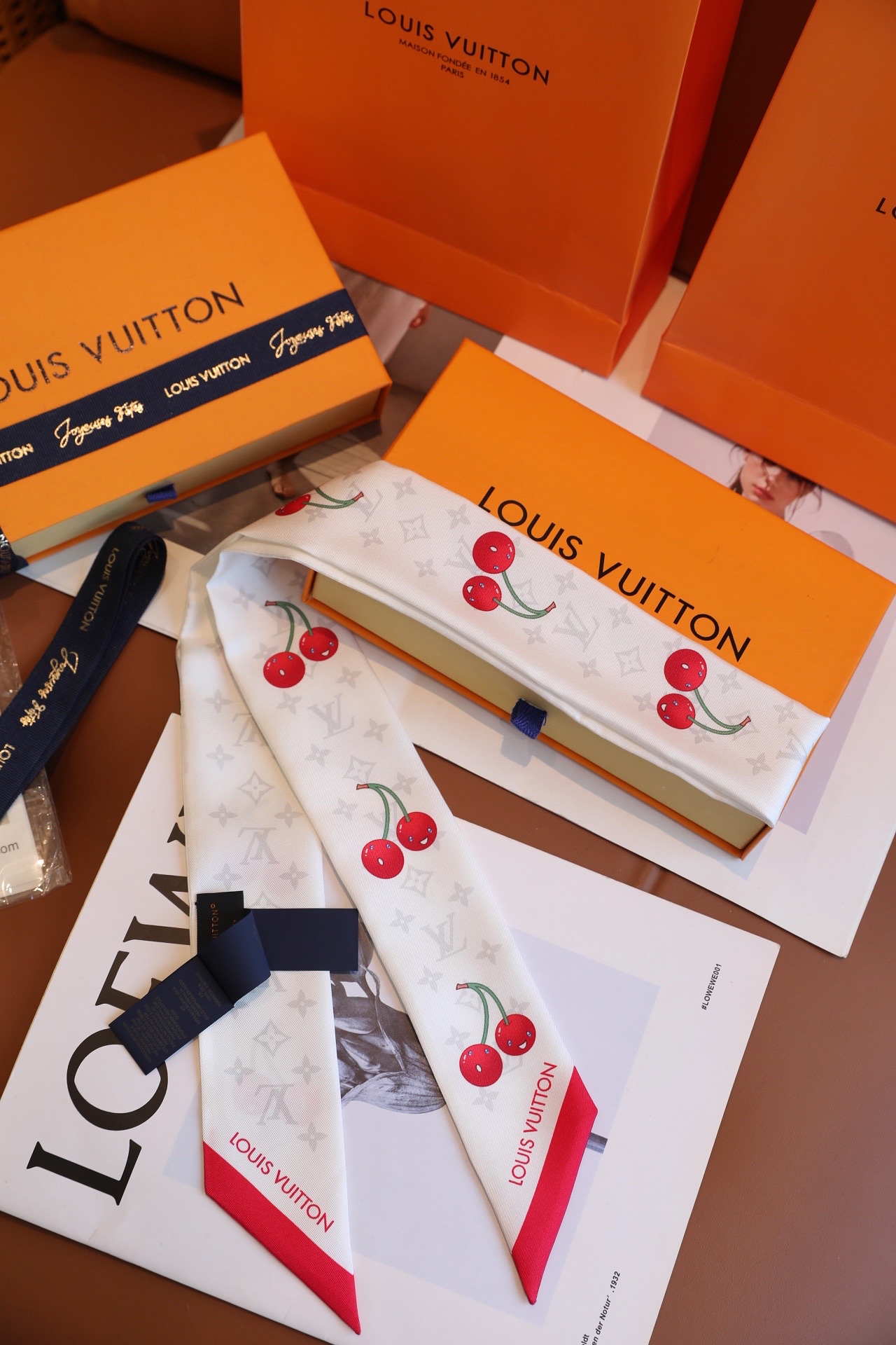 Louis Vuitton x TM Denim Cerise 桑蚕丝束发带出自路易威登 x 村上隆 系列