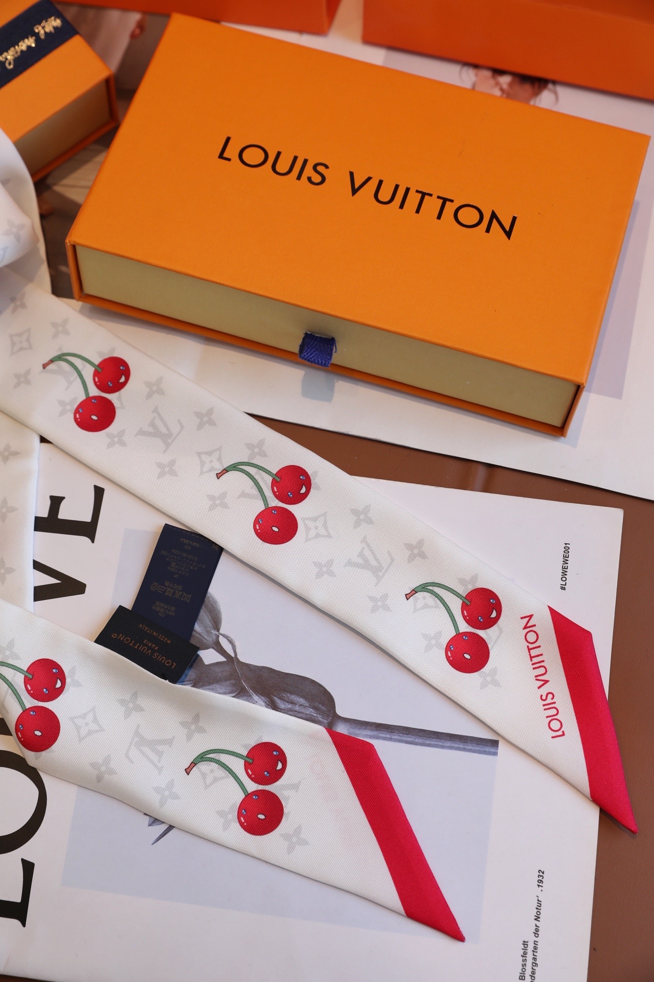 Louis Vuitton x TM Denim Cerise 桑蚕丝束发带出自路易威登 x 村上隆 系列