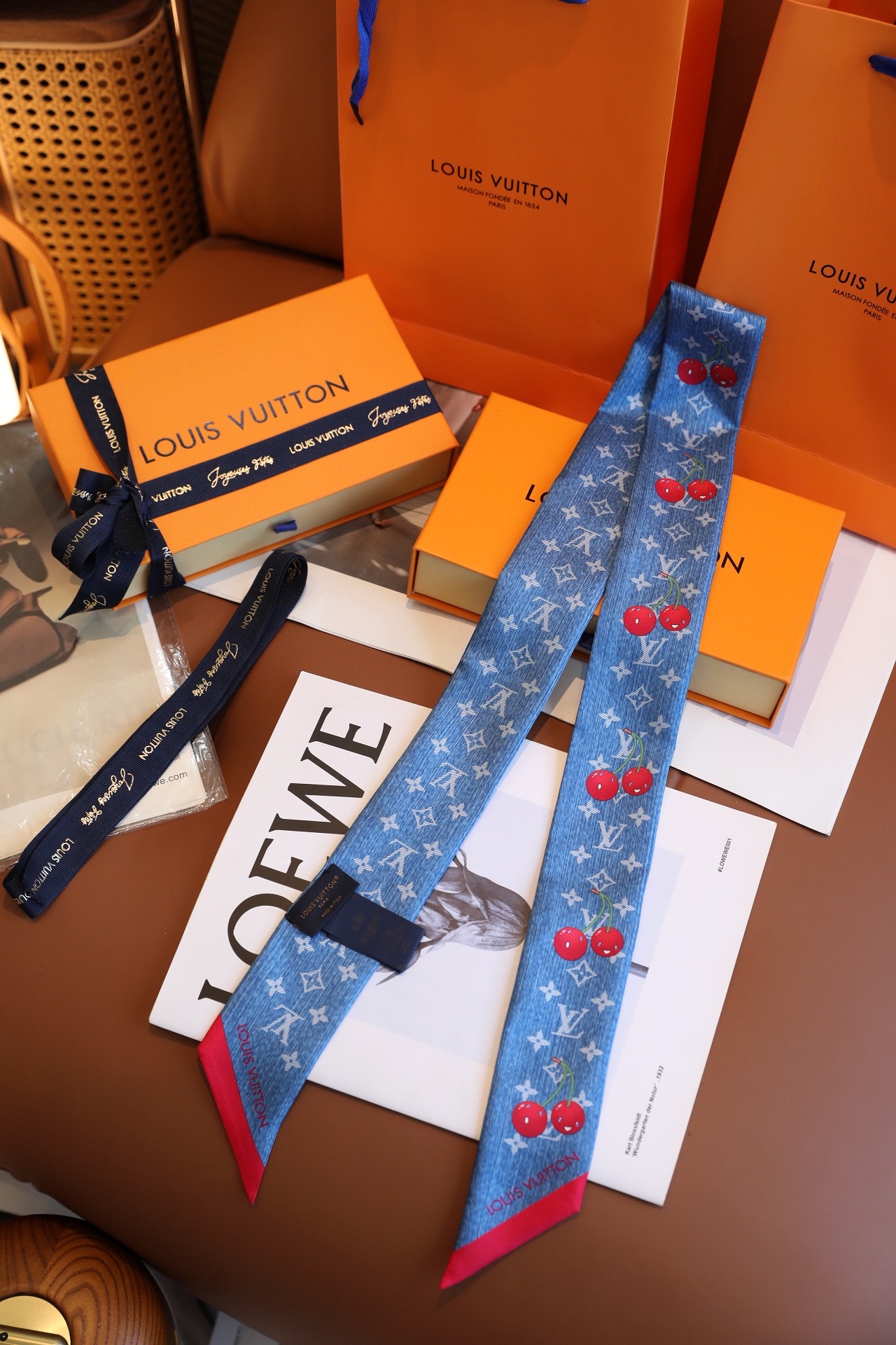 Louis Vuitton x TM Denim Cerise 桑蚕丝束发带出自路易威登 x 村上隆 系列