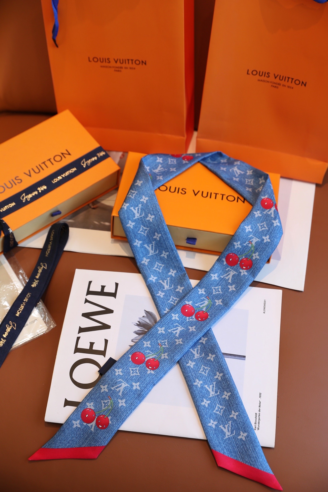 Louis Vuitton x TM Denim Cerise 桑蚕丝束发带出自路易威登 x 村上隆 系列