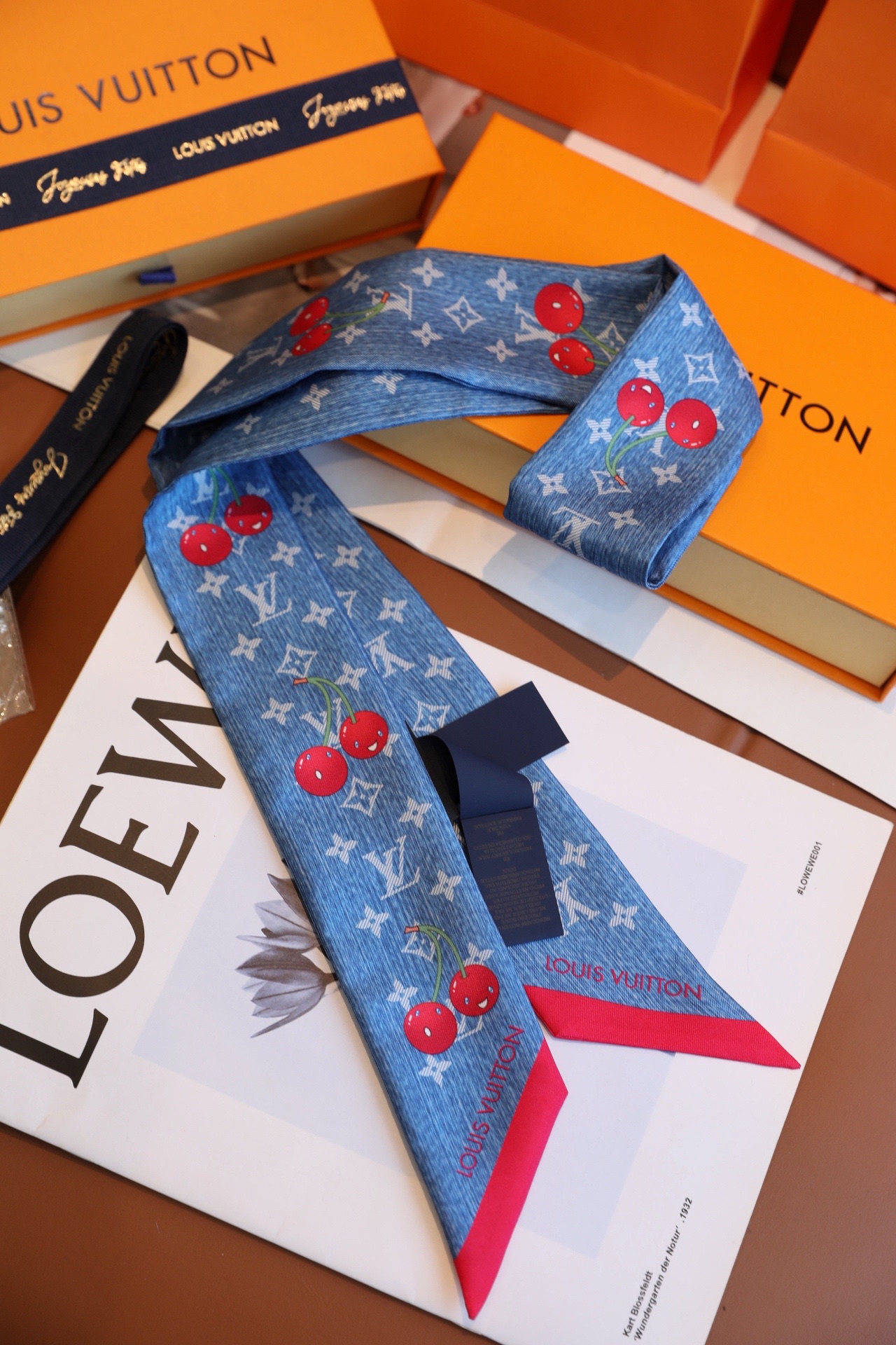 Louis Vuitton x TM Denim Cerise 桑蚕丝束发带出自路易威登 x 村上隆 系列