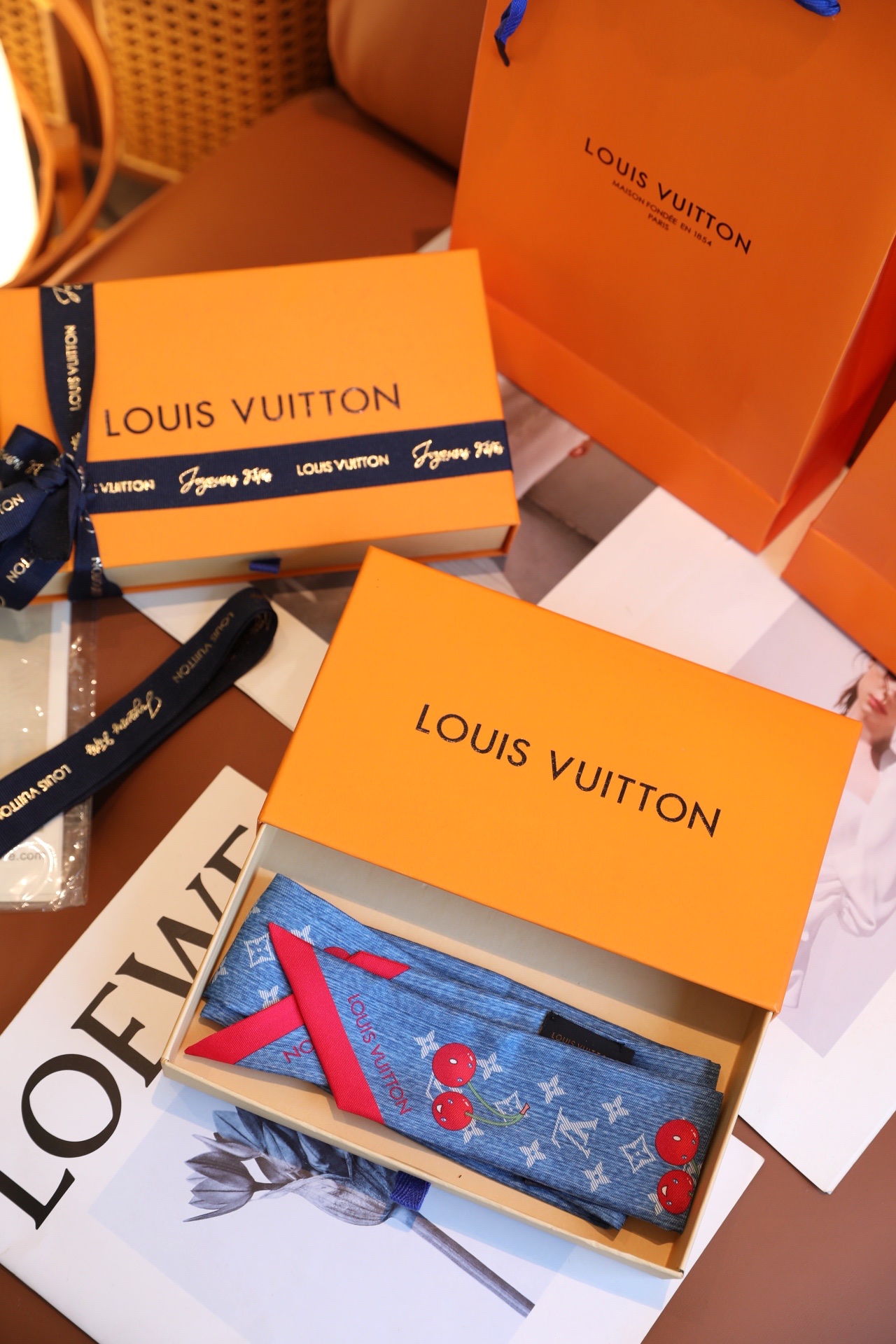 Louis Vuitton x TM Denim Cerise 桑蚕丝束发带出自路易威登 x 村上隆 系列