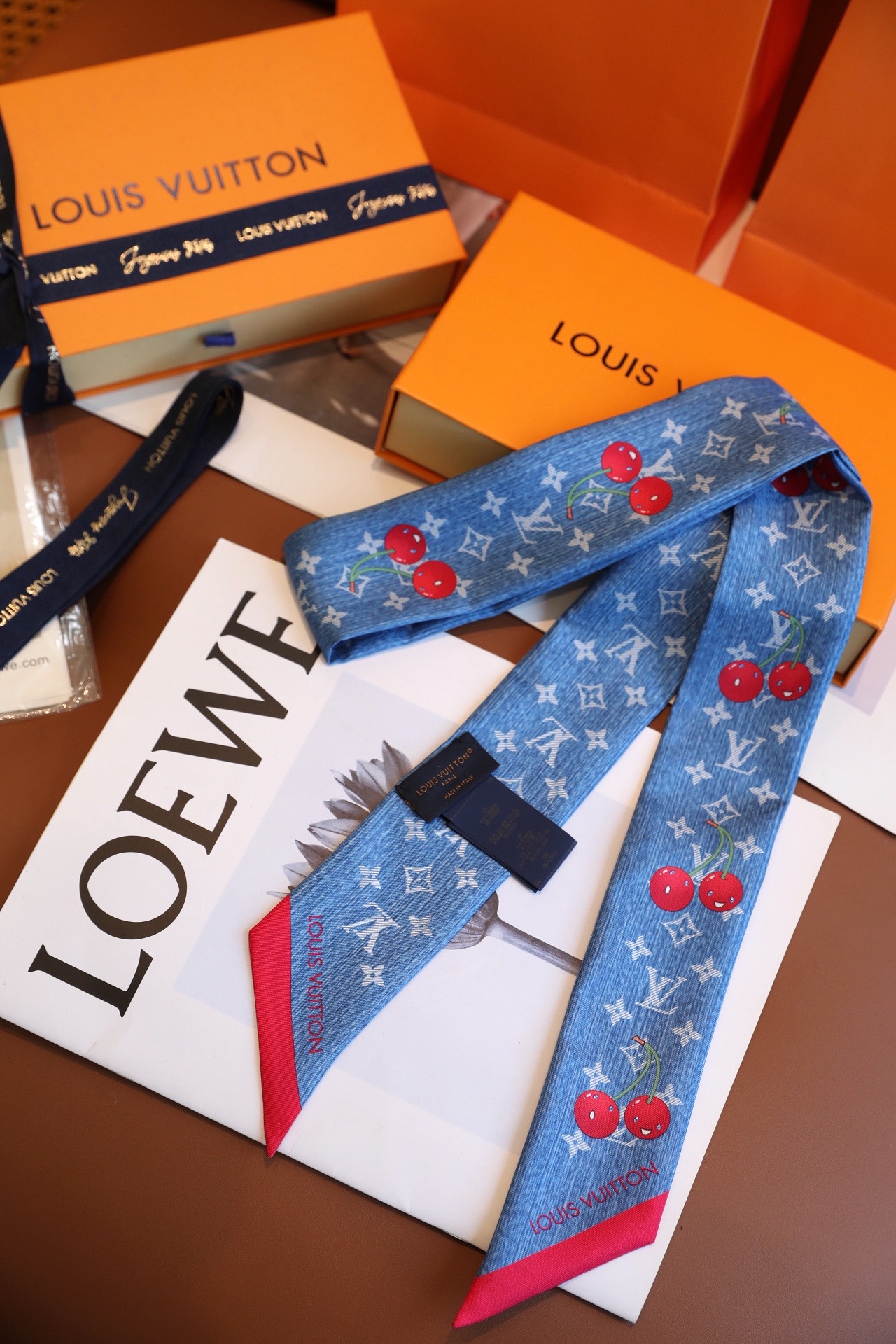 Louis Vuitton x TM Denim Cerise 桑蚕丝束发带出自路易威登 x 村上隆 系列