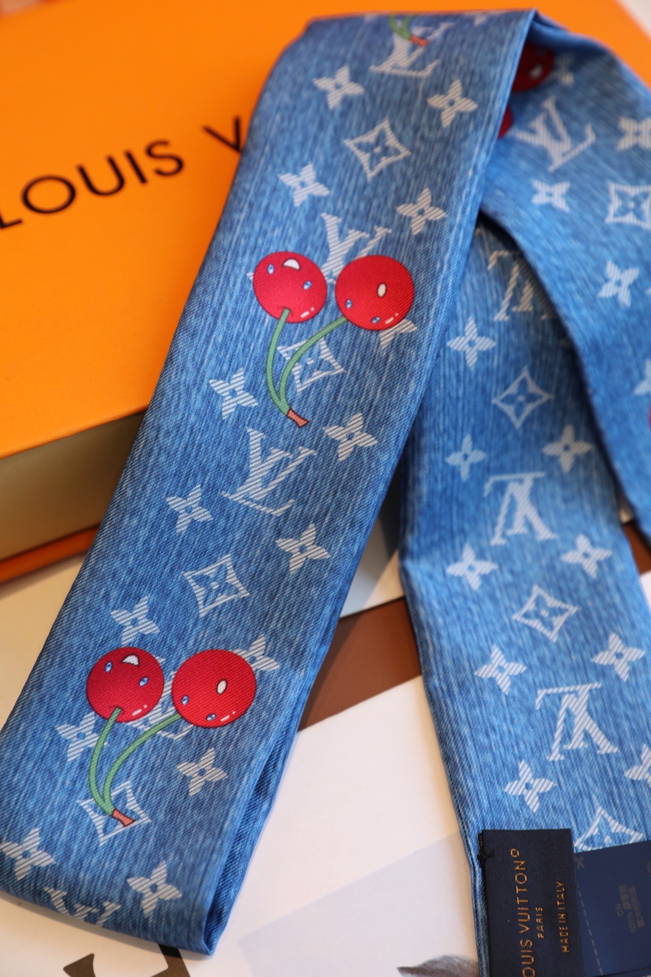 Louis Vuitton x TM Denim Cerise 桑蚕丝束发带出自路易威登 x 村上隆 系列