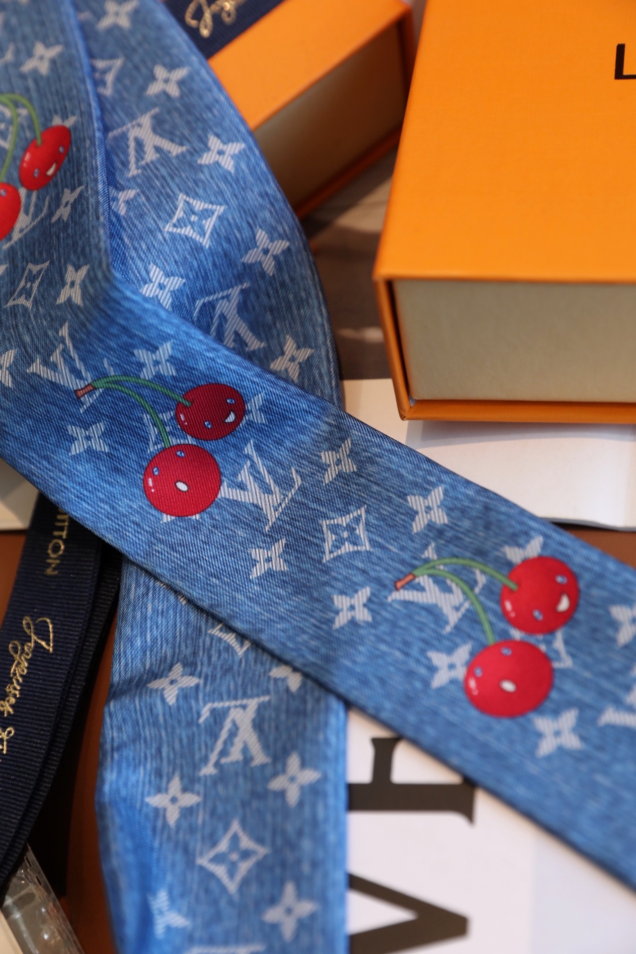 Louis Vuitton x TM Denim Cerise 桑蚕丝束发带出自路易威登 x 村上隆 系列
