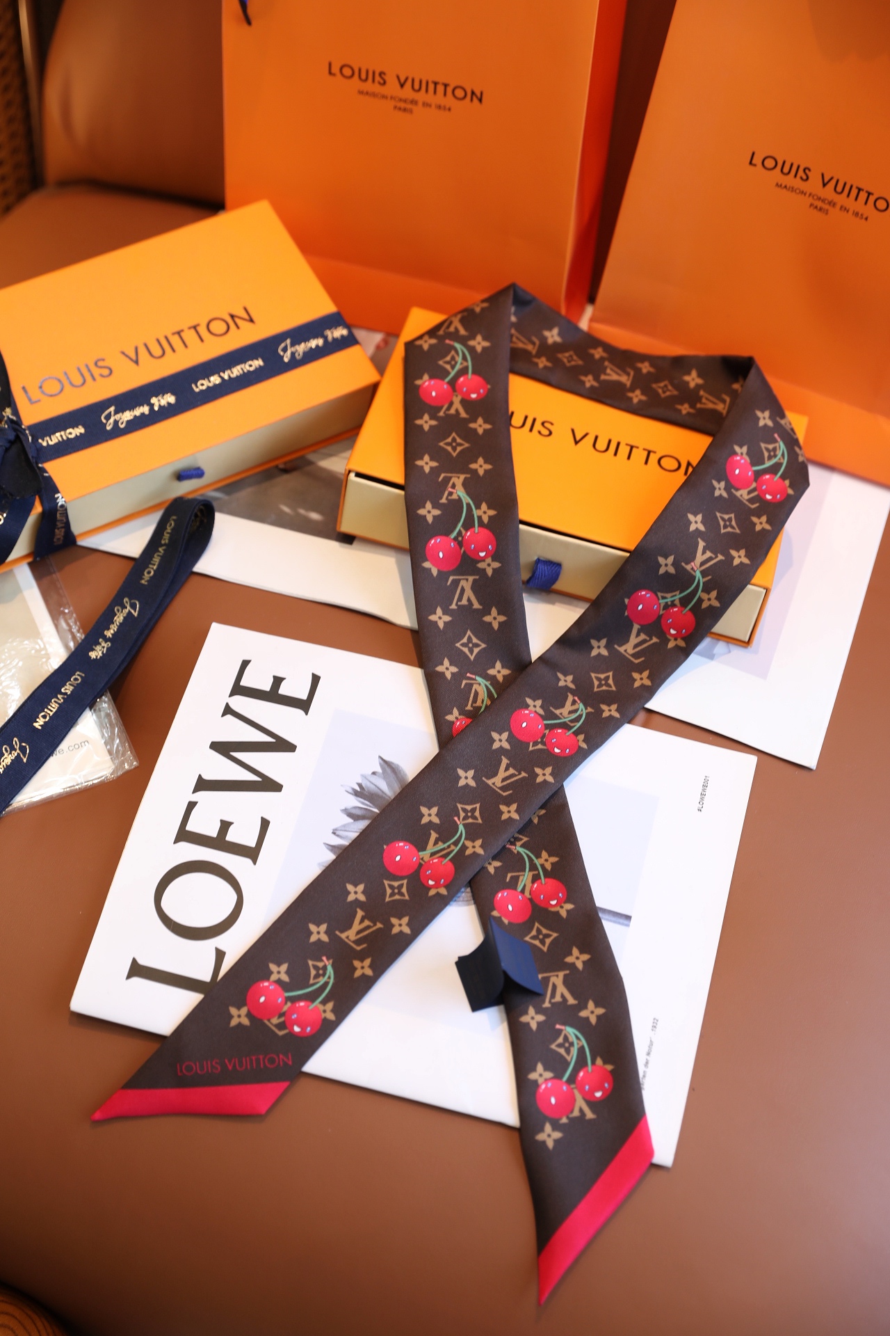 Louis Vuitton x TM Denim Cerise 桑蚕丝束发带出自路易威登 x 村上隆 系列