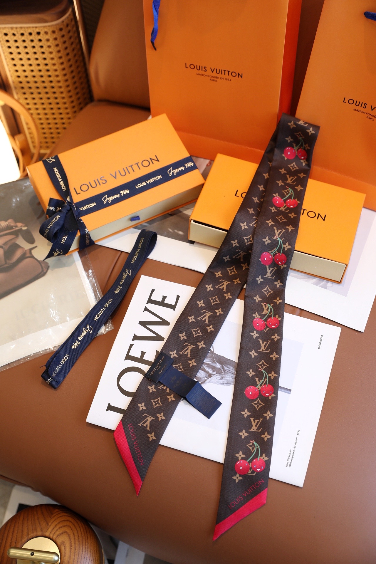 Louis Vuitton x TM Denim Cerise 桑蚕丝束发带出自路易威登 x 村上隆 系列