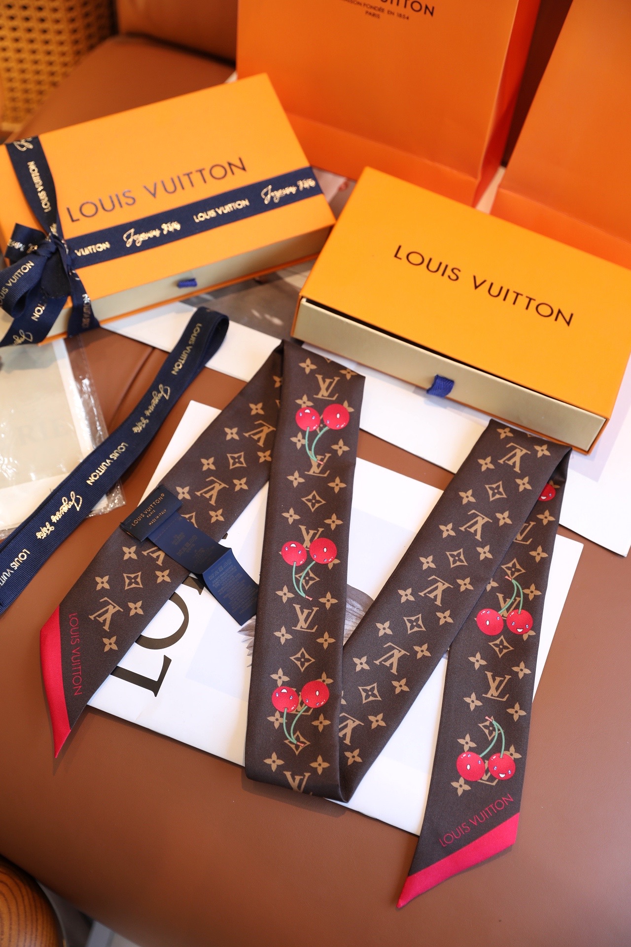 Louis Vuitton x TM Denim Cerise 桑蚕丝束发带出自路易威登 x 村上隆 系列