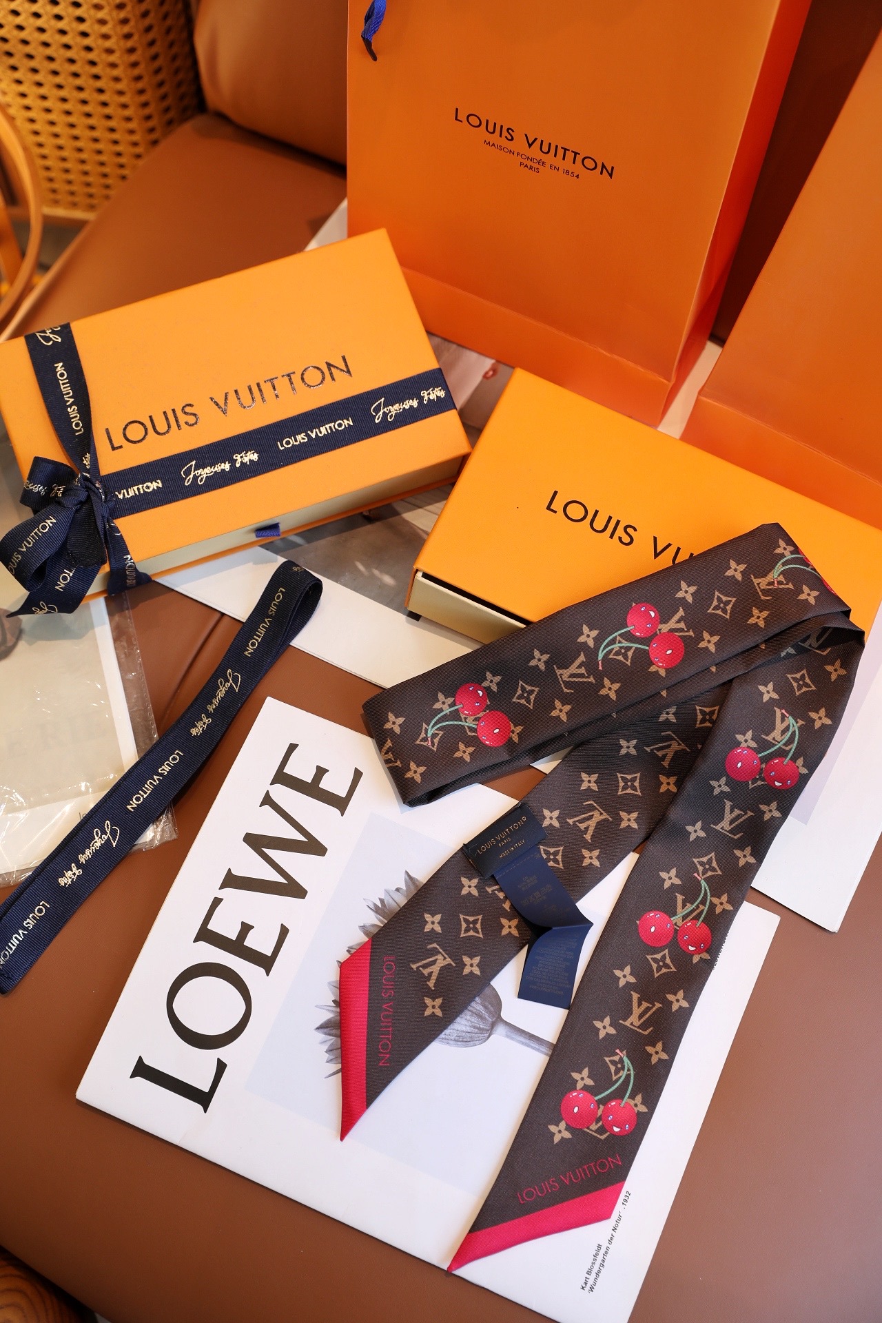 Louis Vuitton x TM Denim Cerise 桑蚕丝束发带出自路易威登 x 村上隆 系列