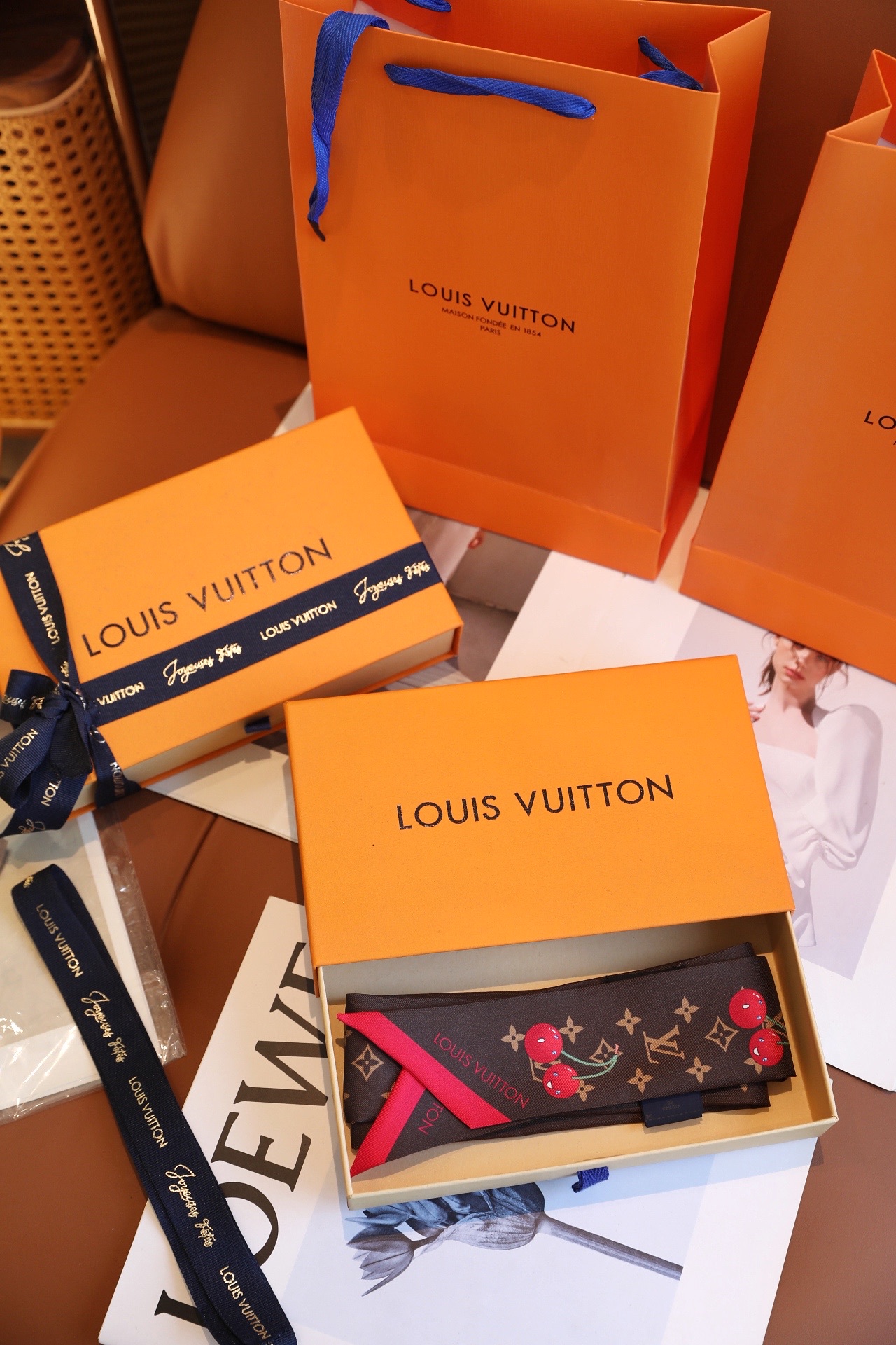 Louis Vuitton x TM Denim Cerise 桑蚕丝束发带出自路易威登 x 村上隆 系列