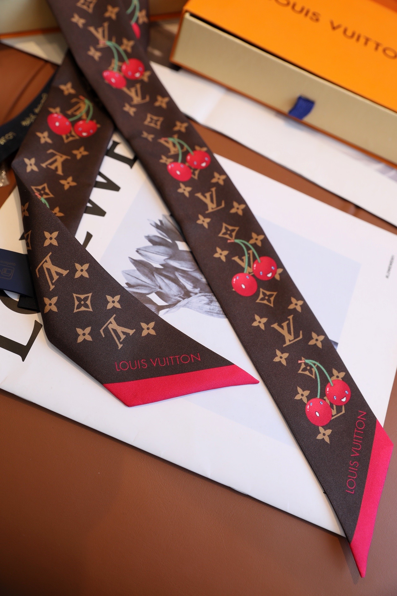 Louis Vuitton x TM Denim Cerise 桑蚕丝束发带出自路易威登 x 村上隆 系列