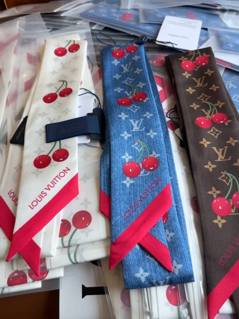 Louis Vuitton x TM Denim Cerise 桑蚕丝束发带出自路易威登 x 村上隆 系列