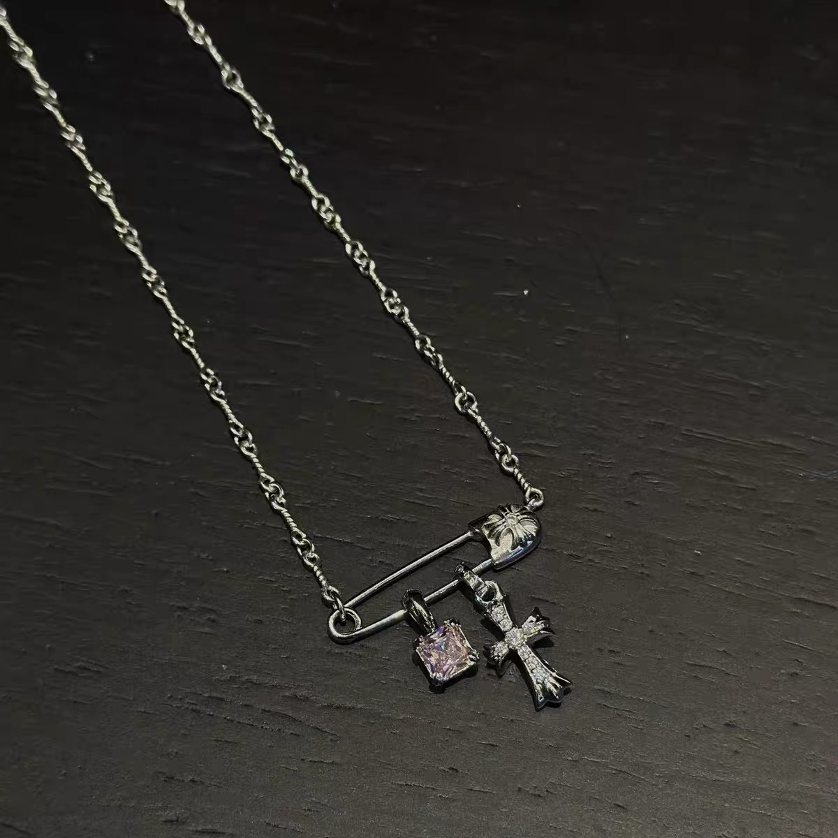 NO:896066,Pin paper clip babyfat cross sugar cube necklace platinum plated diamond sweet cool style female clavicle chain, jewelry boutique, necklace19860909别针回形针babyfat十字架方糖项链镀白金镶钻甜酷风女锁骨链,饰品精品,necklace,Jewelry