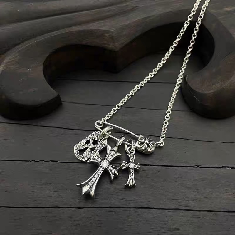 NO:896076,Pin military brand necklace full of diamonds hollow paper clip pendant retro old European and American punk classic clavicle chain, jewelry boutique, necklace19860909别针军牌项链满钻镂空回形针吊坠复古做旧欧美朋克经典锁骨链,饰品精品,necklace,Jewelry