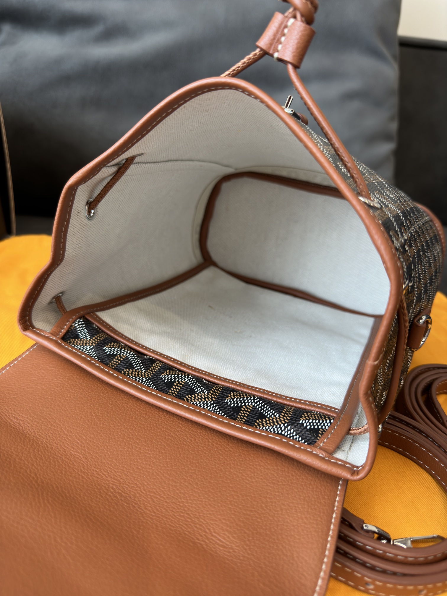 First introduced in 1892, Goyard’s signature chevron "Y" canvas pattern - Comprehensive 9