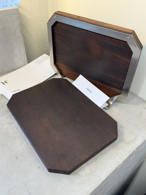 Hérter Double Solid Wood Cutting Board with Magnetic Design and Metal Stand 1 Hérter Double Solid Wood Cutting Board with Magnetic Design and Metal Stand