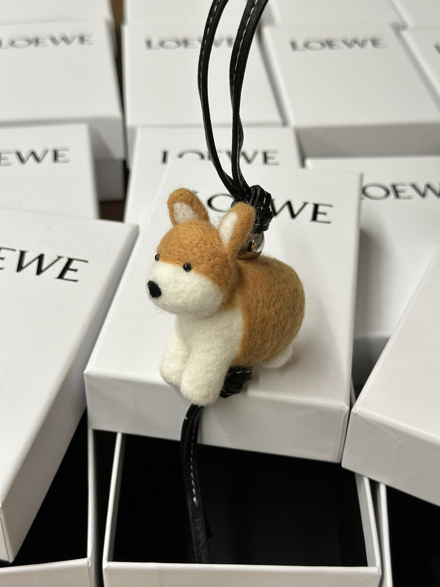 罗意家柯基毛毡挂饰,包包钥匙车载挂件.非常可爱的小挂件,总长度大约38cm,日常搭配包包👜或者钥匙🔑都是相当可爱的点缀,觉得皮绳长了的小伙伴可以自己打个结,能缩短一定的长度.包装配盒子.