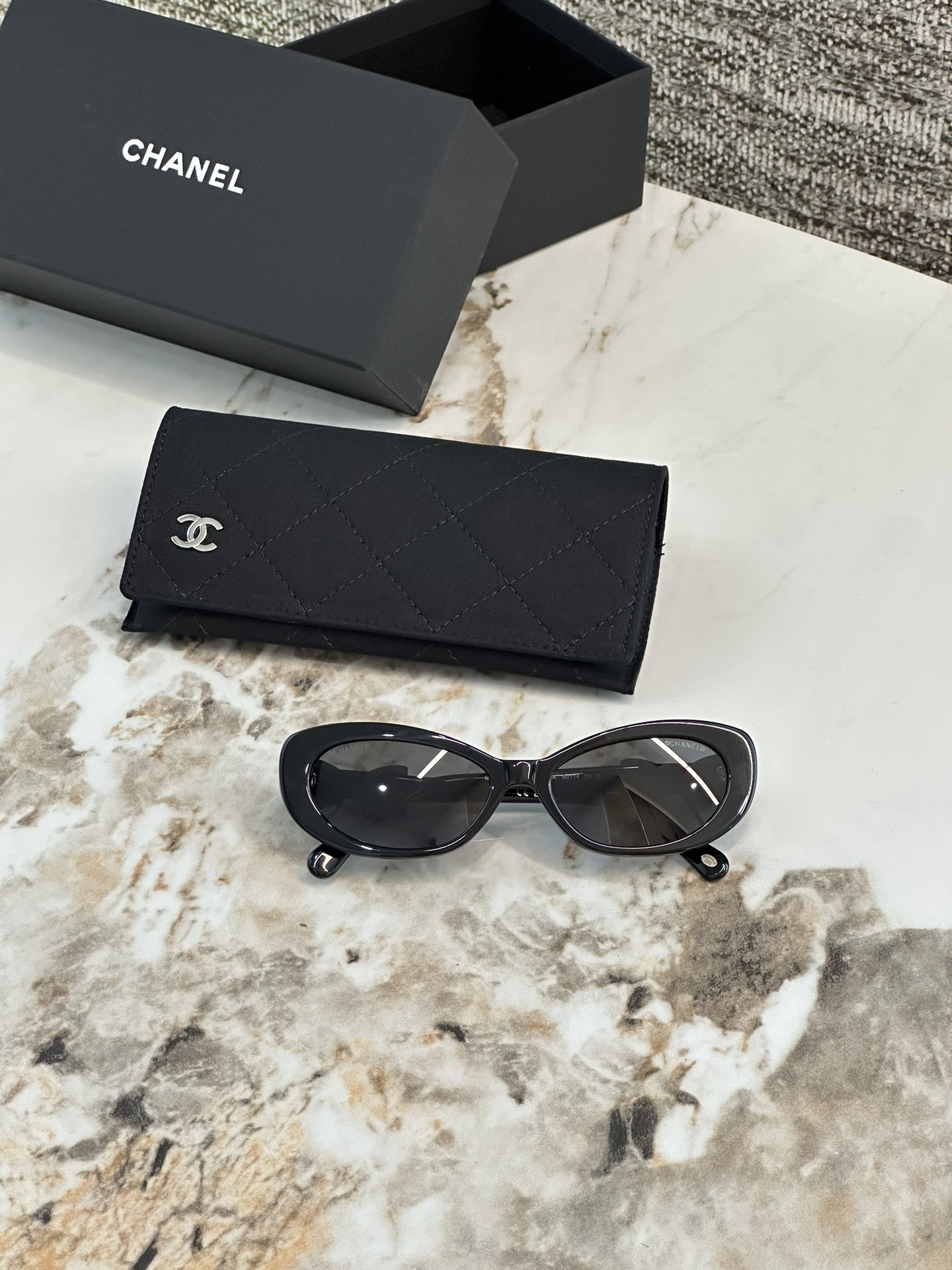 NO:810739,We have a lot of cat-eye sunglasses, please be sure to pick up this one. The latest model 25B 71735 has a classic black frame with its own aura, and the small side design hides ingenuity. It instantly transforms you into a street fashionista when you put it on, and it is sun-protective and popular. It is a must-have item when you go out~ The cat-eye shape is retro and fashionable, it can perfectly modify the face shape, and the texture is unparalleled. It will instantly make you look like a god when you wear it. It is a must-have for fashionistas!  , trendy department store19860909猫眼墨镜咱家真不少,这款也请你们务必收下 最新款25B 71735 经典黑框自带气场,侧边小设计暗藏巧思,戴上秒变街头时髦精,防晒又炸场,出街必备狠货～ 猫眼造型复古又时髦,修饰脸型一绝,质感更是没话说,戴上直接封神,时尚人儿必入！,潮品百货,accessory
