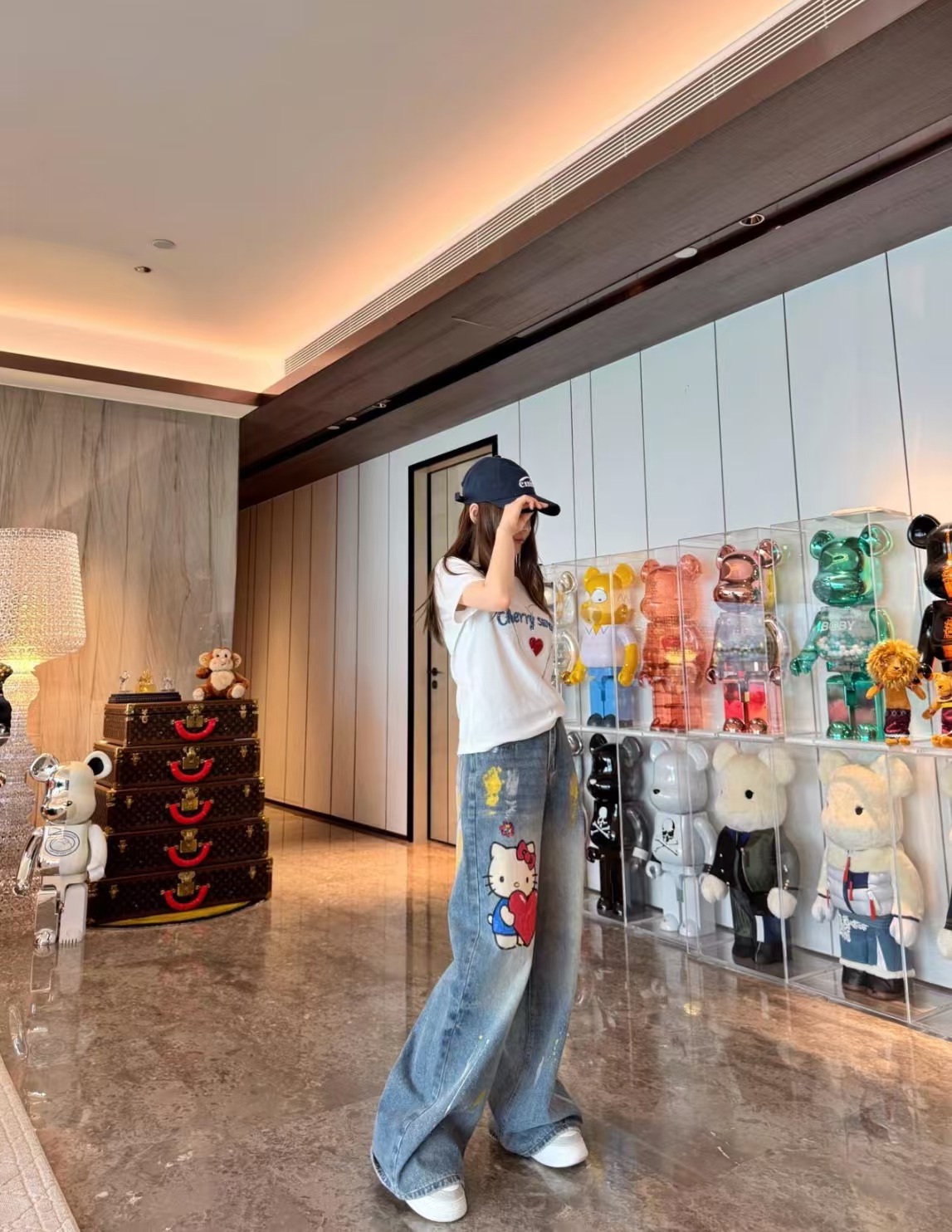 “High-Quality Women’s Suit and Vintage Graffiti Jeans: Retro Style with a Fun Twist” - 图片 4