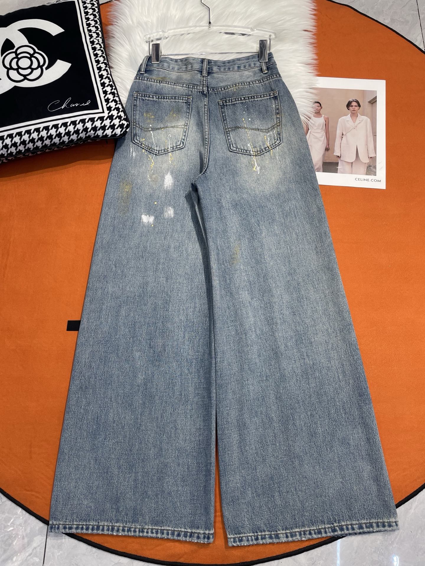 “High-Quality Women’s Suit and Vintage Graffiti Jeans: Retro Style with a Fun Twist” - 图片 9