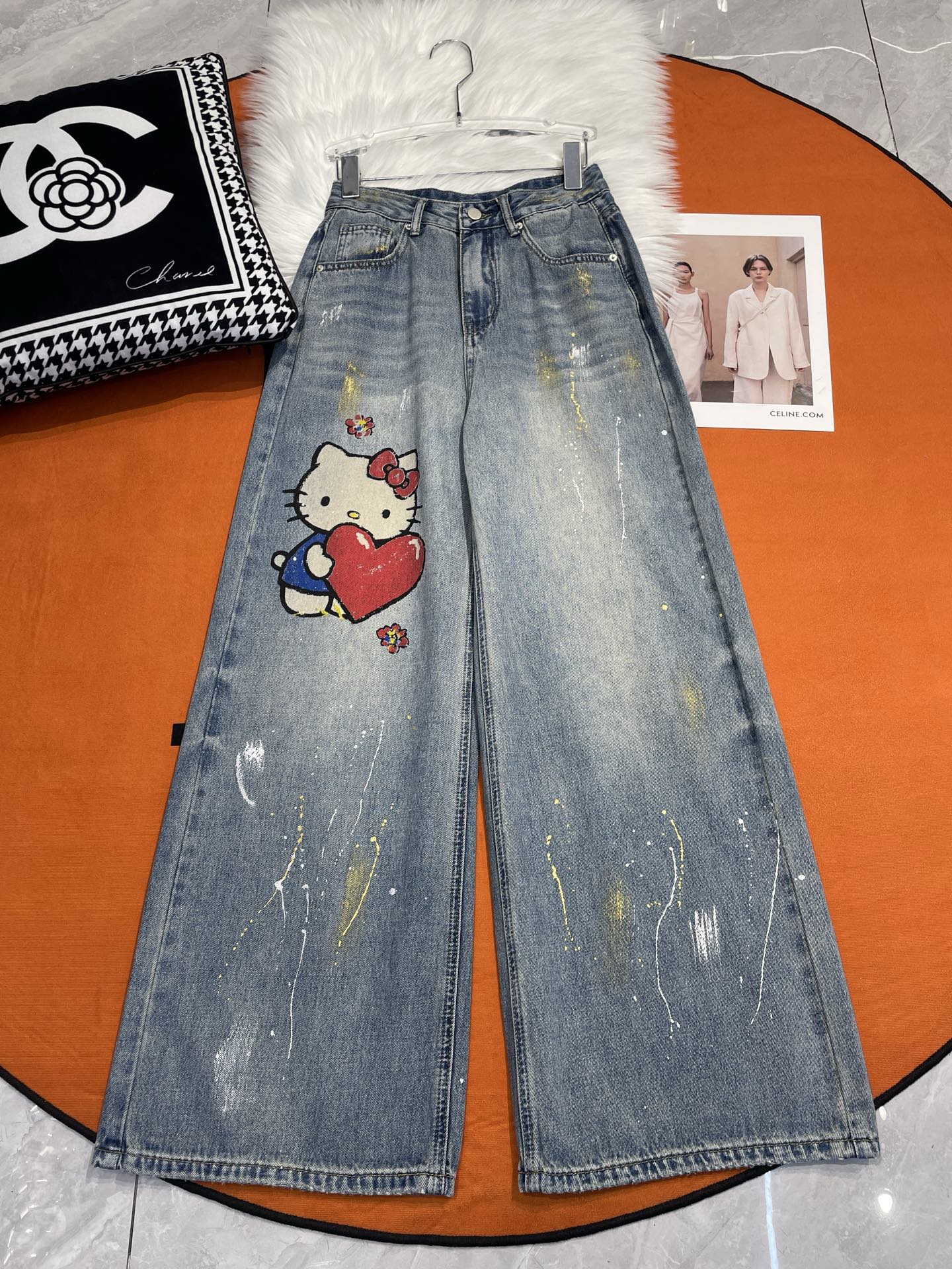 “High-Quality Women’s Suit and Vintage Graffiti Jeans: Retro Style with a Fun Twist” - 图片 7