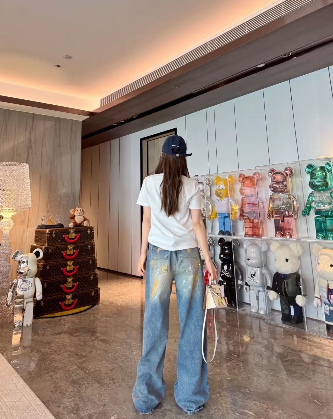 “High-Quality Women’s Suit and Vintage Graffiti Jeans: Retro Style with a Fun Twist” - 图片 5