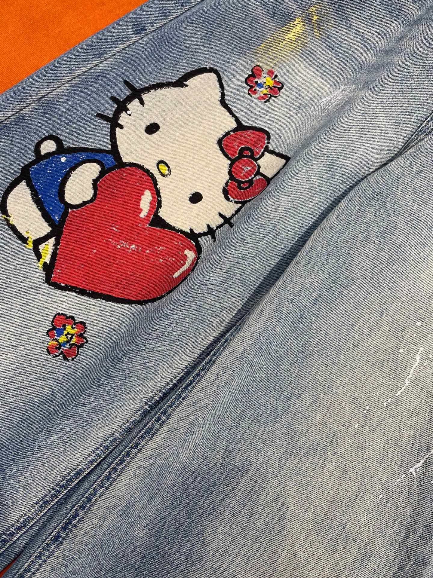 “High-Quality Women’s Suit and Vintage Graffiti Jeans: Retro Style with a Fun Twist” - 图片 8