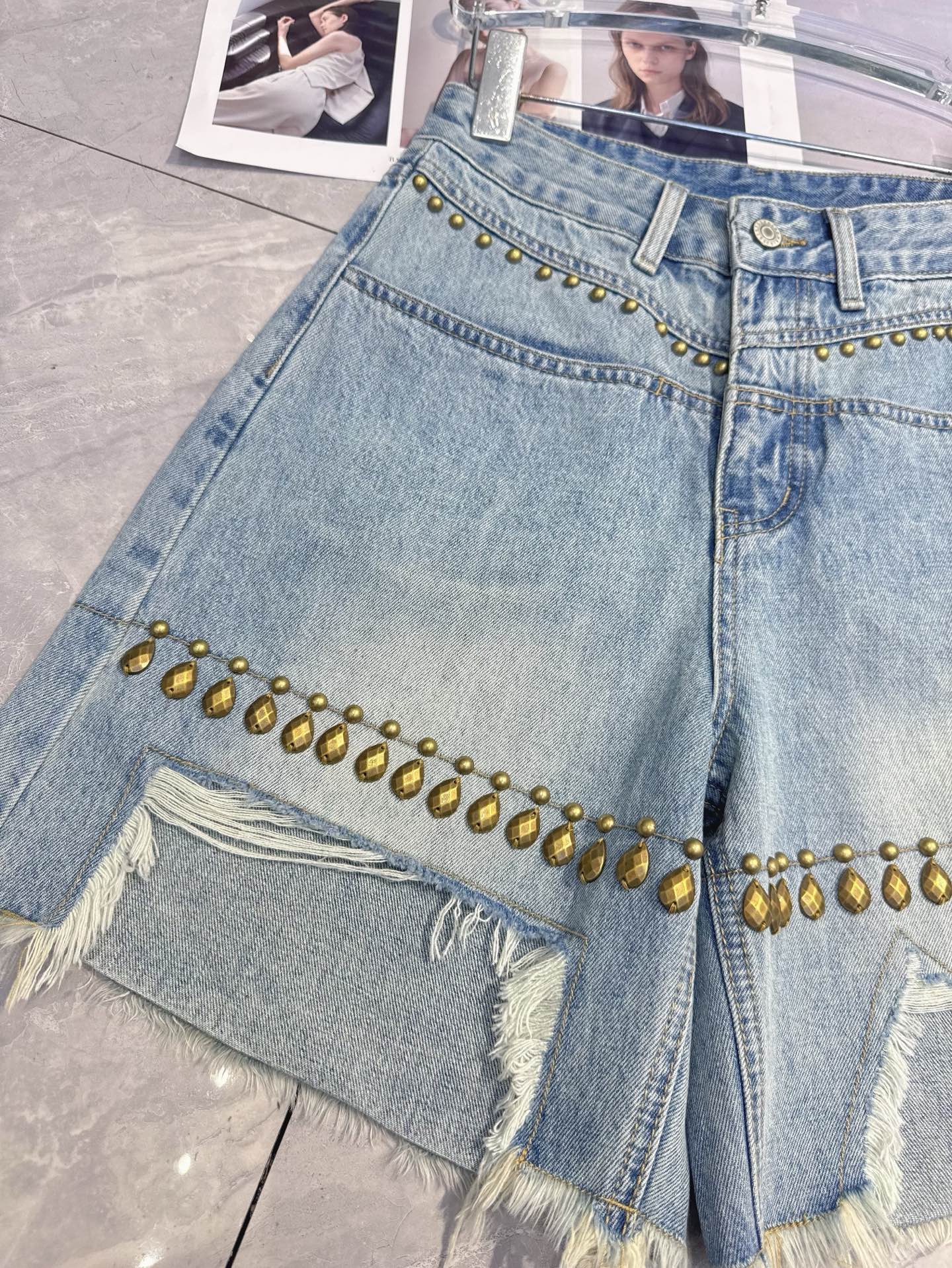 “High Quality Women’s Clothes: Sandro’s Nailed Shorts & Irregular-Side Designs” - 图片 7