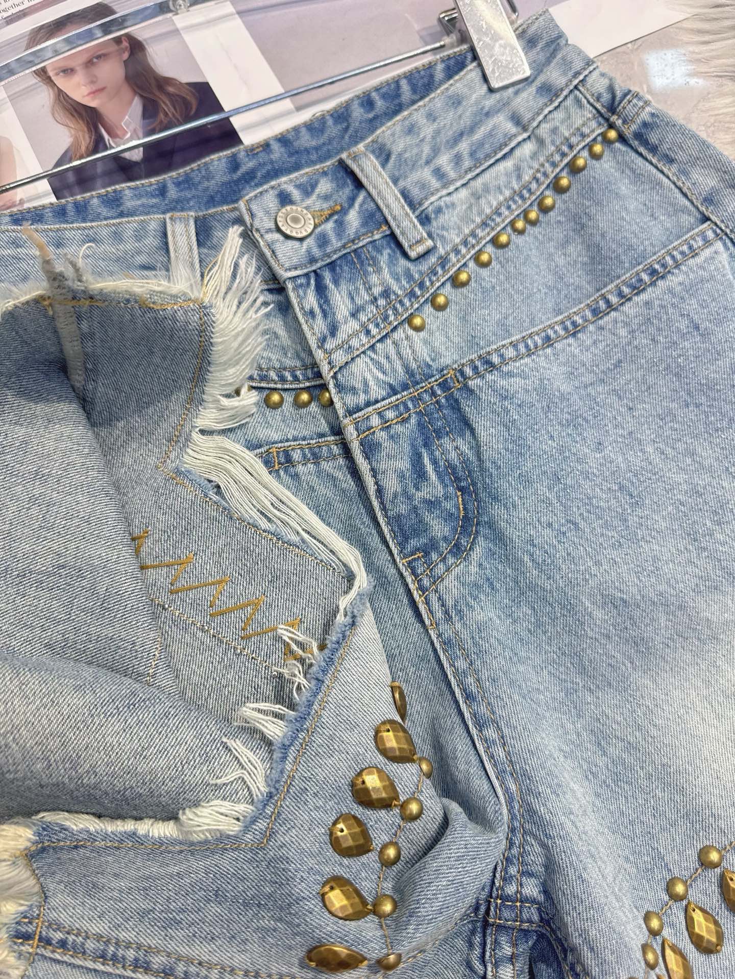 “High Quality Women’s Clothes: Sandro’s Nailed Shorts & Irregular-Side Designs” - 图片 8