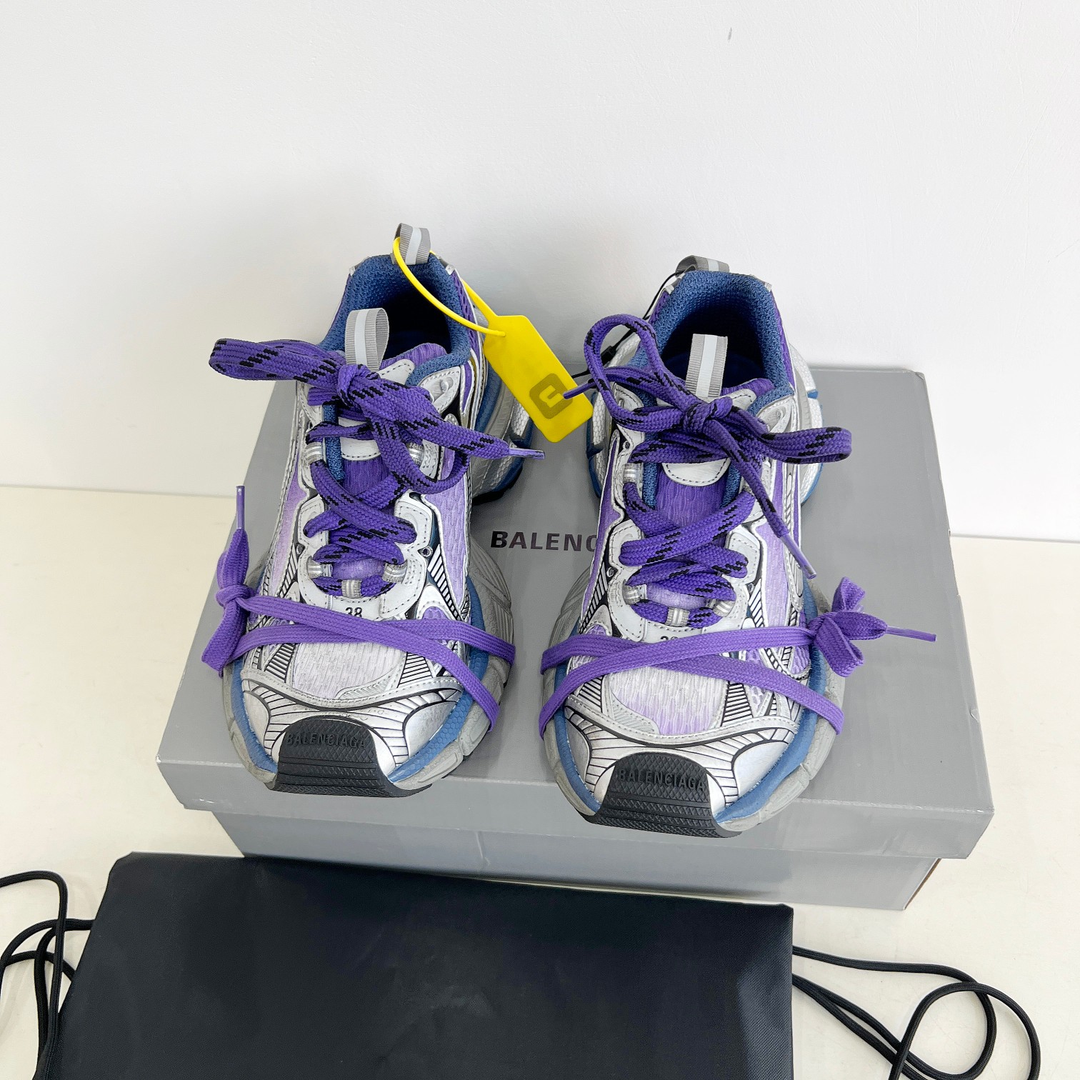 NO:556921,The nice version is only made of high-end quality * 3XL distressed couple's dad shoes. The abstract outsole with the iconic Balenciaga silhouette collides with the new idea of ​​avant-garde fashion model... The big round head is retro and old style... The original environmentally friendly sky leather mesh fabric on the upper. Inner: Customized breathable mesh. The outsole is original combination of non-slip rubber. Bottom height: 3.5cm. Size: 35 - 46,,balenciaga19860909nice版本只做高端品质 ＊ 3XL 做旧情侣款老爹鞋 以标志性Balenciaga廓形抽象大底,碰撞出前卫时尚模范新创意……大绕头复古做旧风格…… 鞋面原版环保天空革网眼织物 内里:定制透气网 大底原版组合防滑橡胶 底高:3.5cm Size: 35 - 46,,balenciaga,Men's shoes