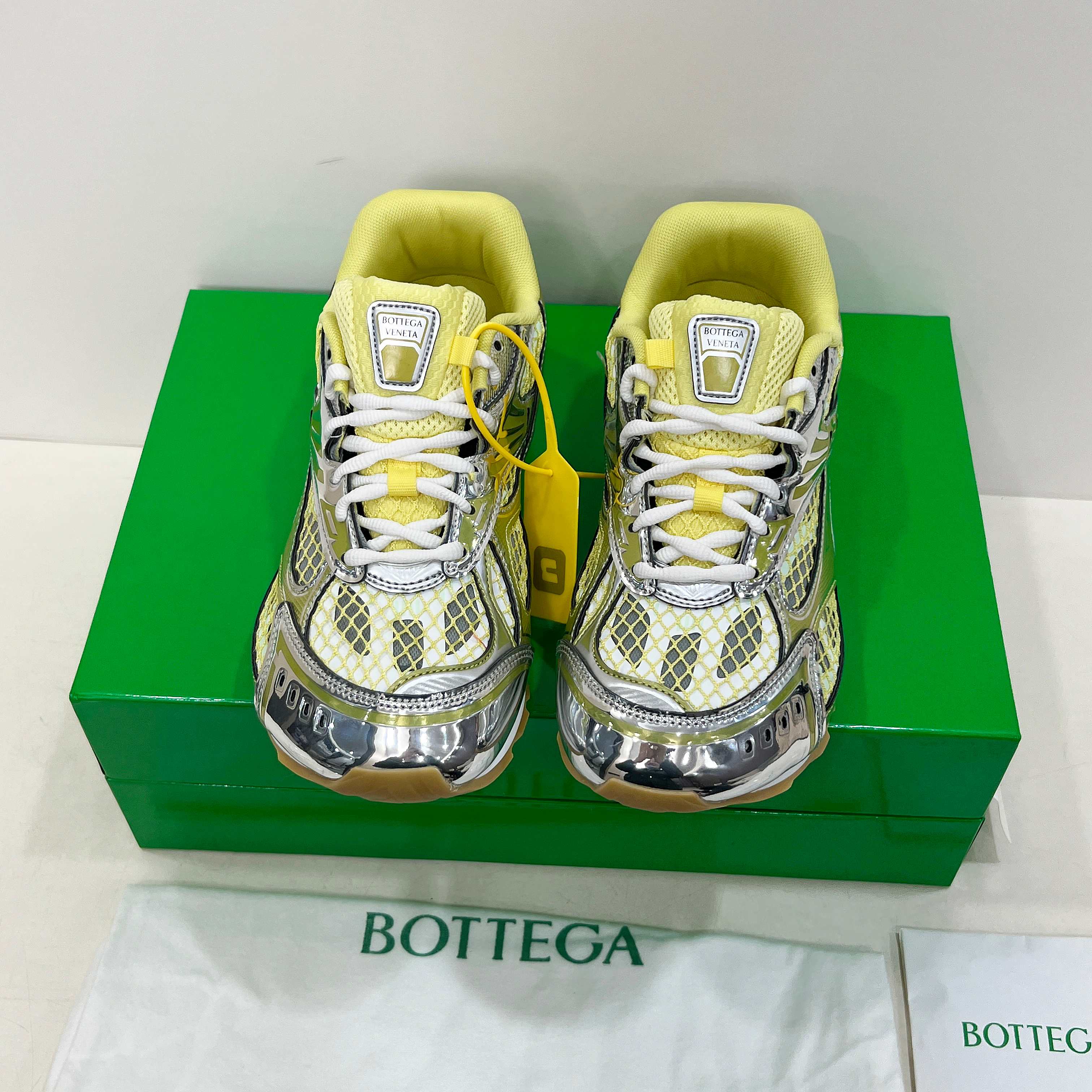 NO:274016,Nice version BV Orbit sneakers Wang Yibo same style couple dad shoes Runner sneakers, using lightweight technology mesh fabric. It is designed with geometric patterns. The rubber outsole is designed. The Wangfen series has a higher version. The actual height is much higher, and it still shows the legs are thin and playable and fabricated. The benchmark version is the bag shoe technology. The bag shoe technology is the bag shoe technology. The outsole is selected for color-blocking TPU outsole. Size 36-45, bottega veneta, sneakers19860909Nice版本 BV Orbit运动鞋 王一博 同款 情侣款老爹鞋 Runner运动鞋,采用轻质科技网布面料. 搭配几何图案设计橡胶外底. 王炸系列 高版本认准套包工艺 实际增高很多哦,还是一样显腿细 耐玩耐造 对标对版 套包鞋工艺 认准高版本  大底选用拼色TPU大底 尺码36-45,,bottega veneta,sneakers,Men's shoes